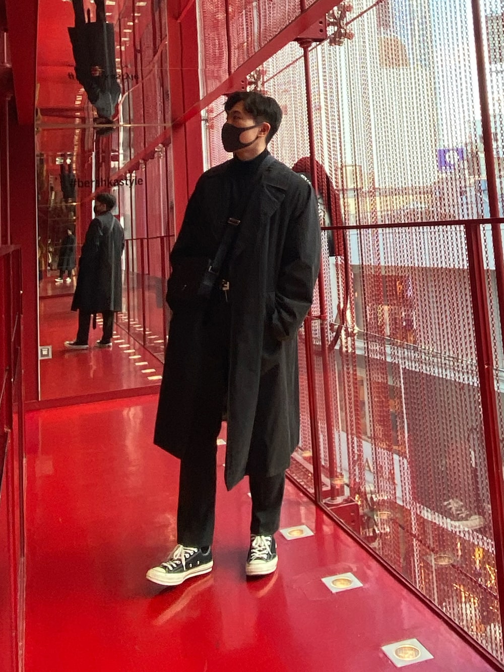 「大人カジュアル、シンプル、カジュアルコーデ、スニーカー、冬コーデ、シンプルコーデ、ビッグシルエット、converse、休日スタイル、スラックス、ワントーンコーデ、タイロッケンコート、ロングコート、オールブラック、ハイブランド」｜「CONVERSEのアイテム（スニーカー、ブラック系）」を使った、8Tさん（メンズ・175cm）の冬コーディネートの1枚目の写真