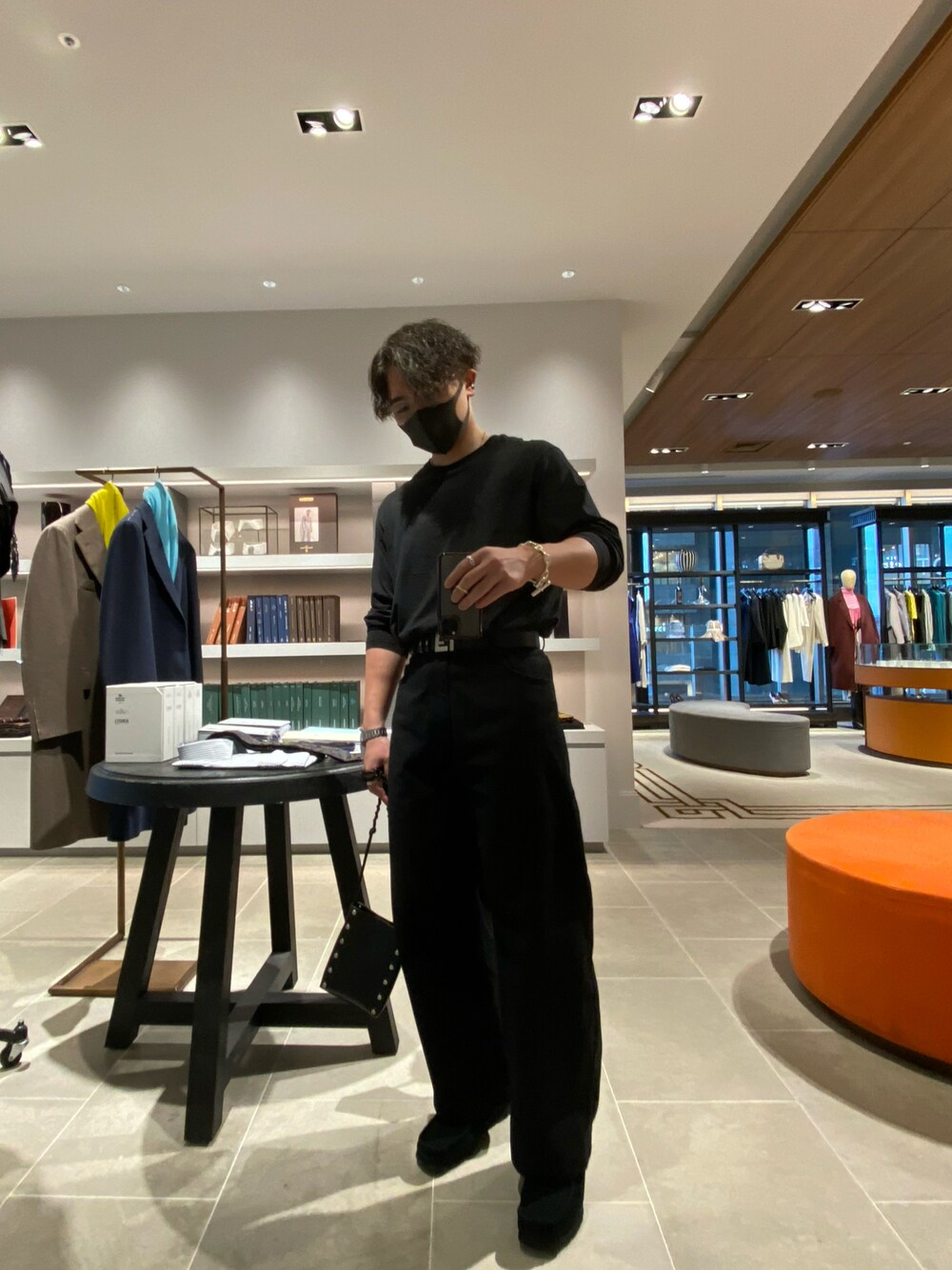 「シンプルスタイル、メンズコーデ、カジュアルコーデ、韓国ファッション、オールブラック、ワイドパンツ、ワイドデニム、JILSANDER、HERMES、Hamilton、STUDIONICHOLSON、clarks、FENDI、mykita、Maison Margiela」｜「FENDIのアイテム（ベルト、ブラック系）」を使った、8Tさん（メンズ・175cm）の秋コーディネートの1枚目の写真