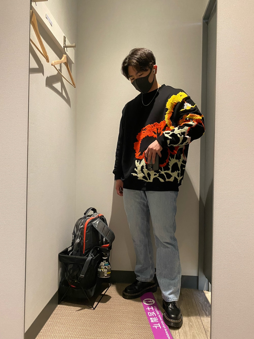 「カジュアルコーデ、ビッグシルエット、オーバーサイズ、スウェット、ジーンズ、革靴、LOEWE、LEMAIRE、RICK OWENS、Dr.Martens、リラックススタイル、Vitaly」｜「LEMAIREのアイテム（デニムパンツ、ブルー系）」を使った、8Tさん（メンズ・175cm）の夏コーディネートの1枚目の写真