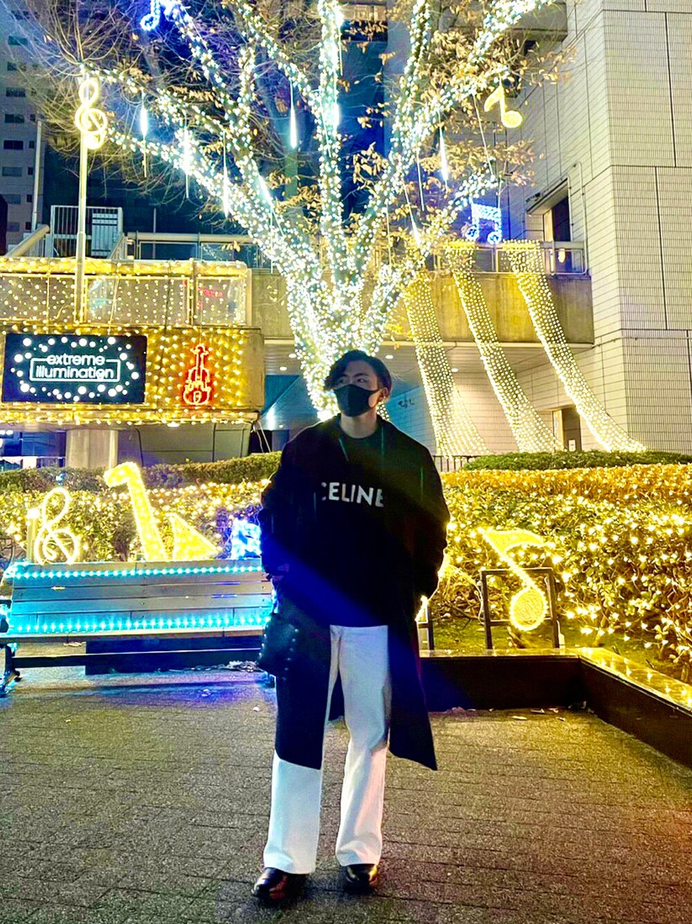 「クリスマスに着たい服、冬のコーデ、シンプル、きれいめカジュアル、オトナカジュアル、大人コーデ、シンプルコーデ、CELINE、JILSANDER、ZARA、clarks、オーバーサイズ、チェスターコート、クリスマスコーデ、キレイめ」｜「ZARAのアイテム（デニムパンツ、ホワイト系）」を使った、8Tさん（メンズ・175cm）の冬コーディネートの1枚目の写真