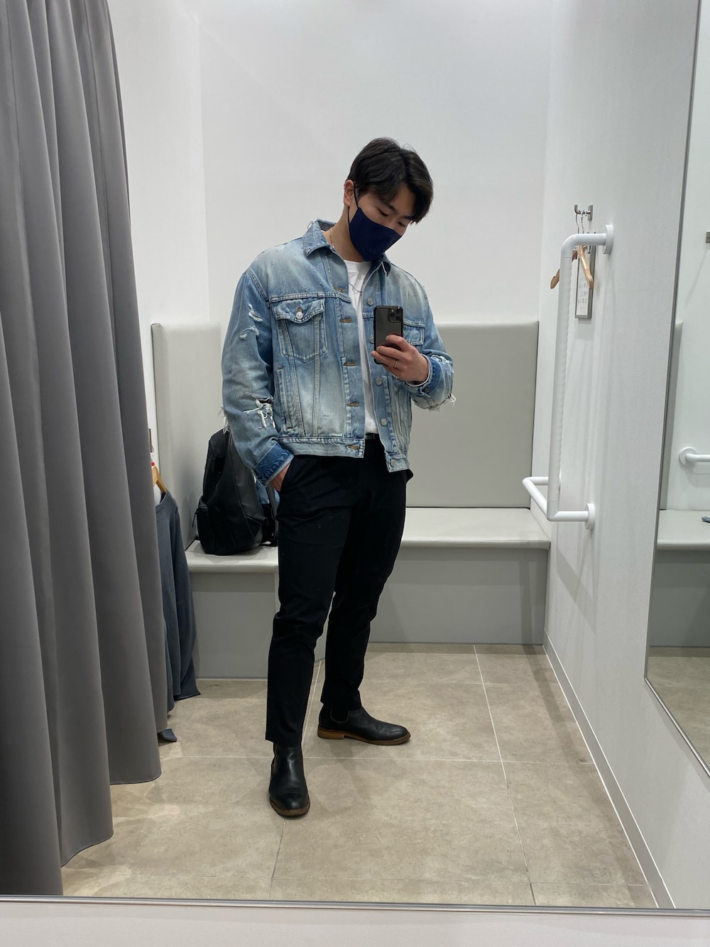 「休日スタイル、はるコーデ、大人カジュアル、タックイン、スラックス、デニム、レイヤードスタイル、デニムジャケット、UNIQLO、FENDI、BALENCIAGA、デニムコーデ、clarks、春服」｜「UNIQLOのアイテム（スラックス、ブラック系）」を使った、8Tさん（メンズ・175cm）の春コーディネートの1枚目の写真
