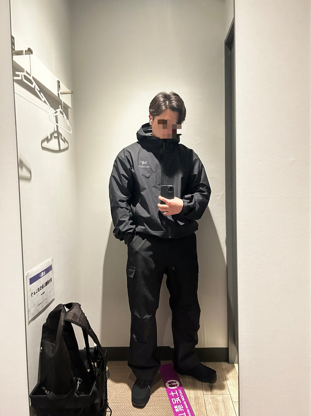 「シンプルスタイル、メンズファッション、オールブラック、ビッグシルエット、ARC'TERYX、betajacket、マウンテンパーカー、カーゴパンツ、clarks、ワラビー、ゴアテックス、雨の日コーデ、モード、モードストリート」｜「WEGOのアイテム（カーゴパンツ、ブラック系）」を使った、8Tさん（メンズ・175cm）の春コーディネートの1枚目の写真