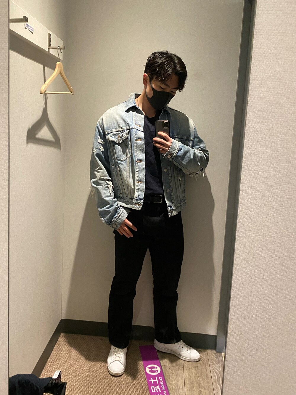 「シンプルコーデ、カジュアルコーデ、オーバーサイズ、春夏コーデ、デニム、デニムジャケット、BALENCIAGA、UNIQLO、adidas、stan smith、はるコーデ、大人カジュアル、タックイン、セルビッジデニム」｜「BALENCIAGAのアイテム（デニムジャケット、ブルー系）」を使った、8Tさん（メンズ・175cm）の春コーディネートの1枚目の写真