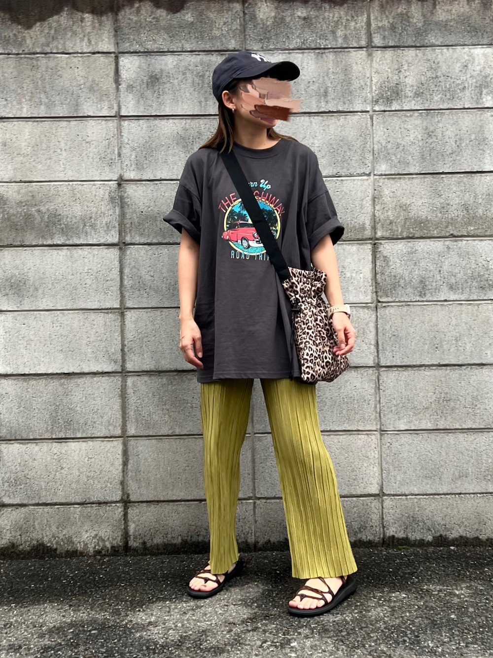 「夏コーデ、プチプラ、ロゴT、カラーパンツ、カジュアル、低身長、ショルダーバッグ、キャップ」｜「coca（coca）のキルティングレオパードショルダーバッグ（ショルダーバッグ、その他）」を使った、M。さん（レディース・149cm）の夏コーディネートの1枚目の写真