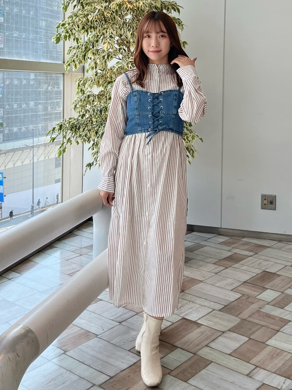 シャツワンピースを使った「ビスチェ×デニム」の人気ファッション  