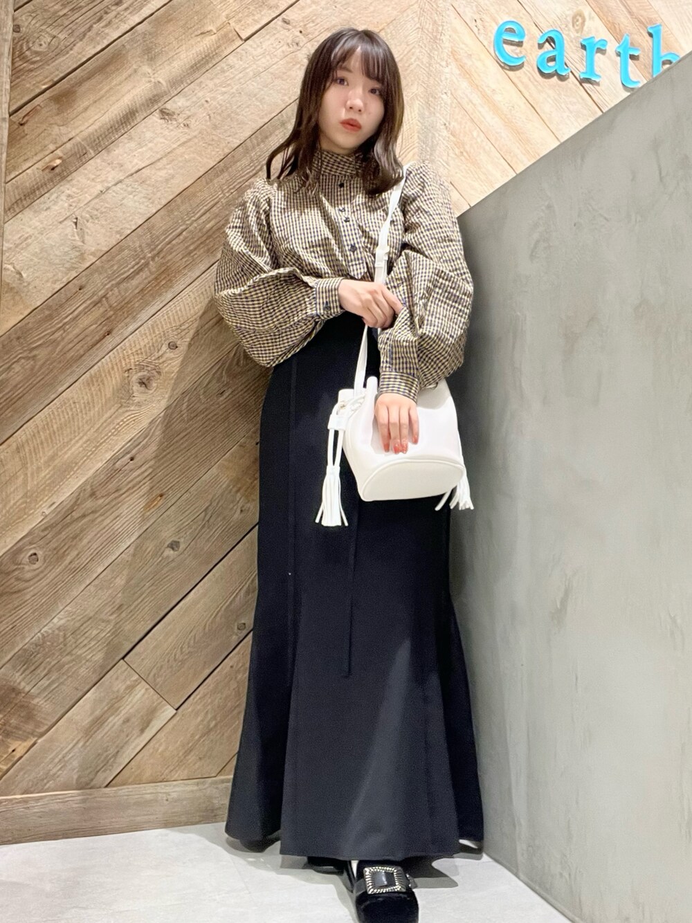 サテンリボン付きマーメイドスカートを使ったショップスタッフの