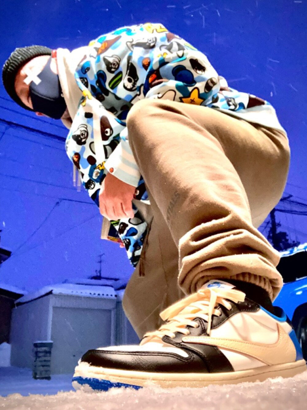 「アニマルカモ、travisscott、ESSENTIALS、fragmentdesign、NIKE、スニーカー」｜「NIKEのアイテム（スニーカー、ブルー系）」を使った、330tさん（メンズ・173cm）の冬コーディネートの1枚目の写真