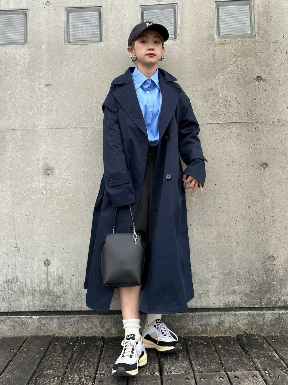 ブルー系のシャツ/ブラウス、ブラック系のバッグ、ホワイト系のスニーカーを着用したレディースの冬コーディネートの1枚目の写真