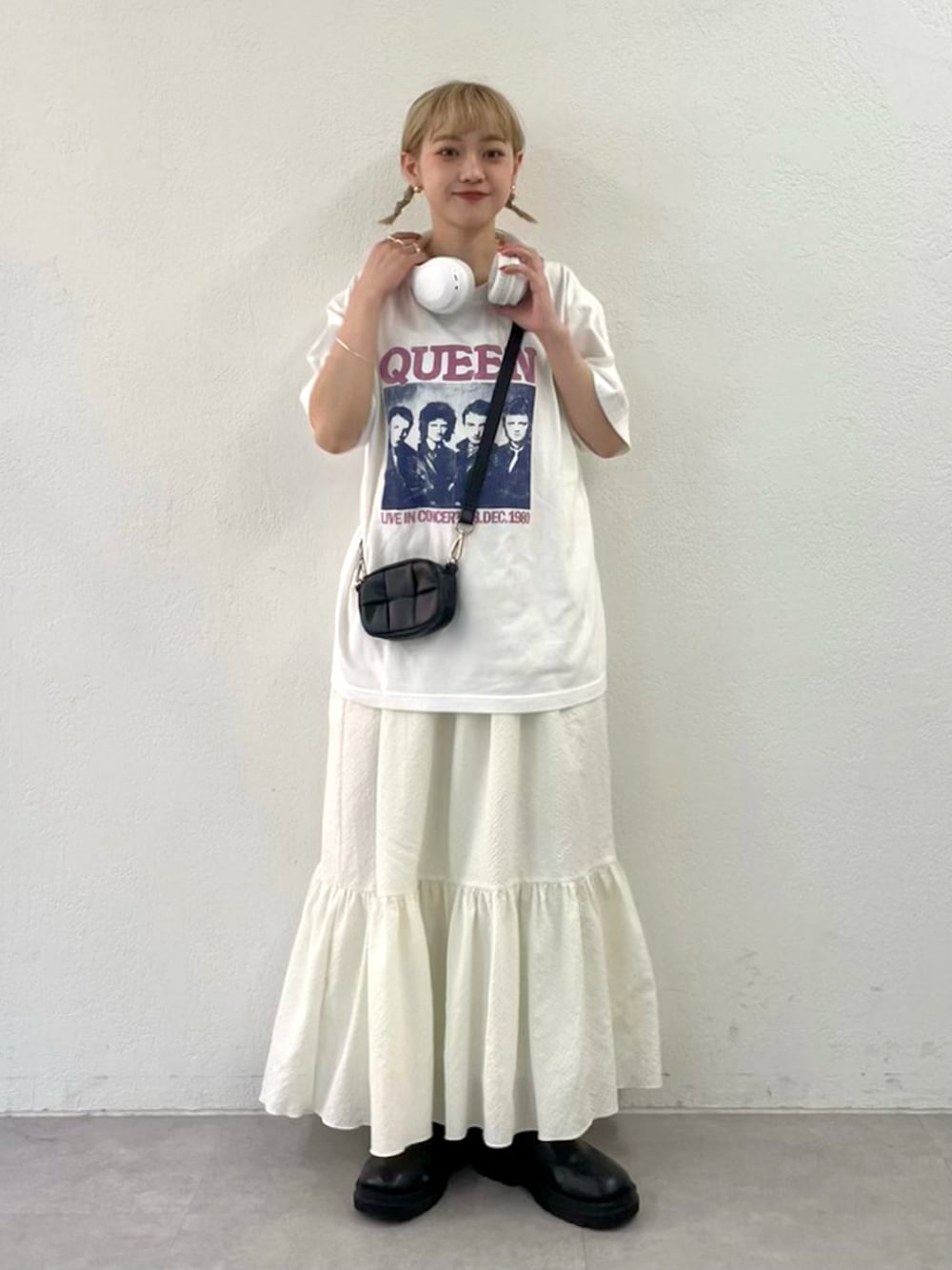「アツいコーデ全部見せ、今日のコスメと服、プチプラ、モノトーン、ロングスカート、ロゴT、マーメイドスカート、厚底シューズ、ショルダーバッグ、秋先取りコーデ、ミニバッグ、低身長コーデ、バンドT、Tシャツ、WEARyouthコーデ」｜「Instagramやってます！のアイテム（その他、ホワイト系）」を使った、カフェ店長aoiさん（骨格ウェーブ・レディース・147cm）の夏コーディネートの1枚目の写真