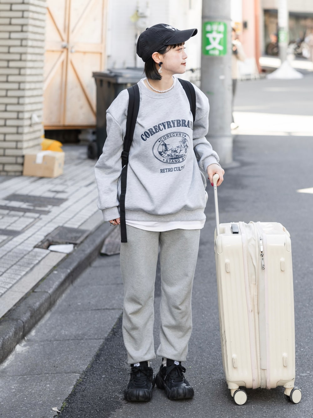 「スウェットパンツ、低身長コーデ、ラフコーデ、スポーツミックス、春コーデ、ロゴスウェット、プチプラ、ストリート、春服、春服みてみて、セットアップ、スニーカー、レイヤードスタイル、お出かけコーデ、シンプルコーデ」｜「Instagramやってます！のアイテム（その他、ホワイト系）」を使った、カフェ店長aoiさん（骨格ウェーブ・レディース・147cm）の春コーディネートの1枚目の写真