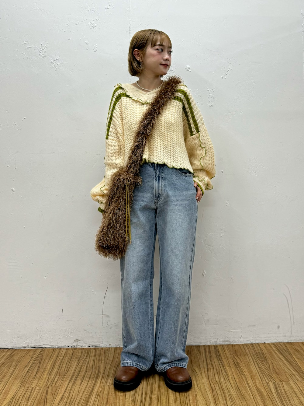 「デニムパンツ、デニム、ニット、カーキ、大人女子、秋先取りコーデ、デニムコーデ、ショルダーバッグ、低身長コーデ、低身長、ブーツ、韓国ファッション、通勤コーデ、厚底シューズ、秋っぽコーデ更新中」｜「Instagramやってます！のアイテム（その他、ホワイト系）」を使った、カフェ店長aoiさん（骨格ウェーブ・レディース・147cm）の秋コーディネートの1枚目の写真