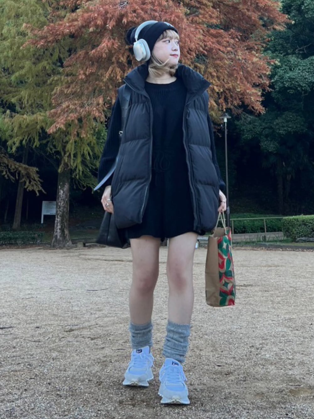 「似合うラボに行こう、今日のコスメと服、休日スタイル、オールインワン、ダウンベスト、スニーカー、ストリート、ベスト、ショルダーバッグ、春アウター、デートコーデ、春コーデ、プチプラ、スポーツミックス、ニット帽」｜「Instagramやってます！のアイテム（その他、ホワイト系）」を使った、カフェ店長aoiさん（骨格ウェーブ・レディース・147cm）の冬コーディネートの1枚目の写真