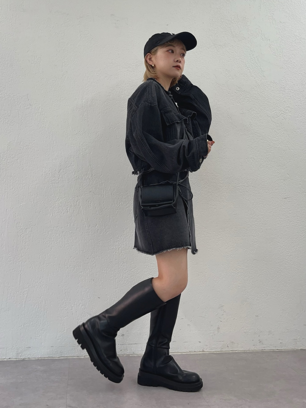 「デニム、きれいめカジュアル、重ね着ベストシーズン、キャップ、WEARyouthコーデ、セットアップ、ブーツ、ミニバッグ、ショルダーバッグ、モノトーン、厚底シューズ、お出かけコーデ、低身長コーデ、デニムジャケット、ファッションを楽しもう」｜「Instagramやってます！のアイテム（その他、ホワイト系）」を使った、カフェ店長aoiさん（骨格ウェーブ・レディース・147cm）の秋コーディネートの1枚目の写真