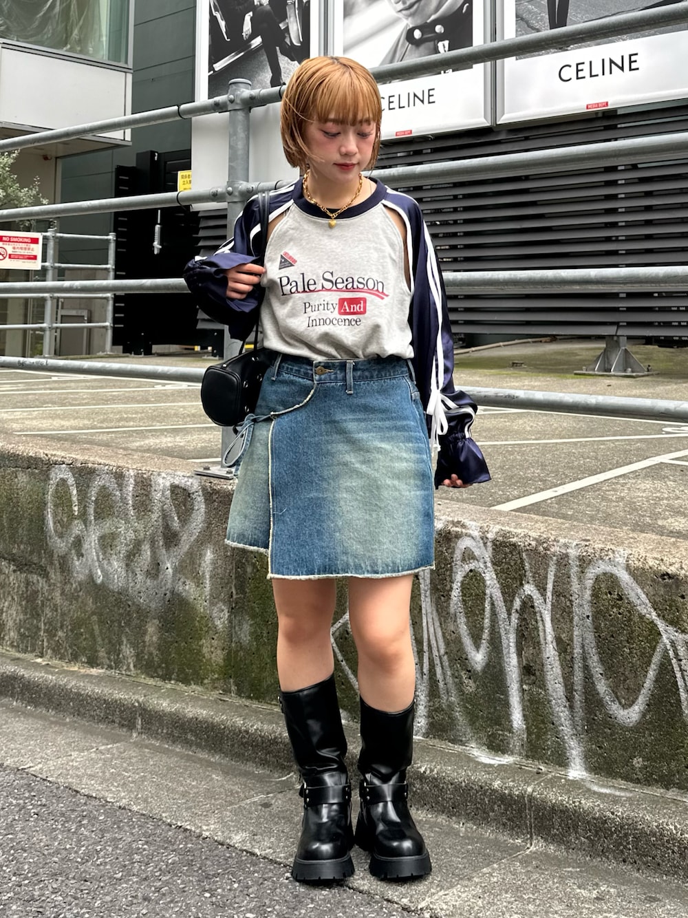 「ブラウン、シャツスタイル、淡色コーデ、秋服準備はじめました、スカート、ブーツ、ハンドバッグ、Tシャツ、デニム、デニムスカート、ロンT、ラグラン、ラグランTシャツ、大人カジュアル、お出かけコーデ」｜「Instagramやってます！のアイテム（その他、ホワイト系）」を使った、カフェ店長aoiさん（骨格ウェーブ・レディース・147cm）の秋コーディネートの1枚目の写真