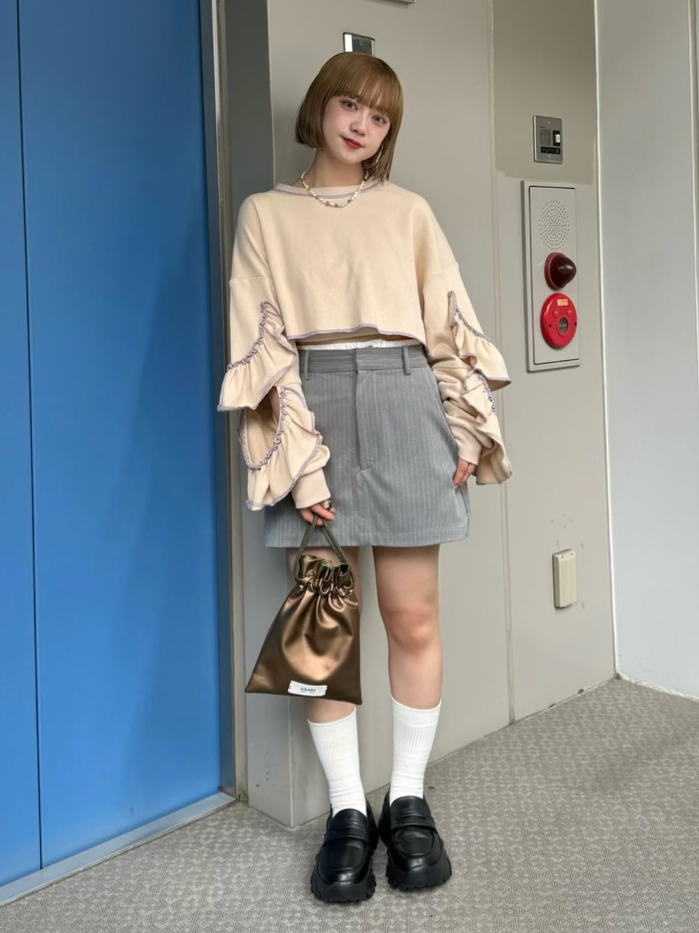 「ストライプ、スウェット、秋コーデ、アウトドアスタイル、おでかけコーデ、大人かわいい、パステルカラー、大人ファッション、低身長、低身長コーデ、初秋コーデ、骨格ウェーブ、モノトーンコーデ、秋服コーデ、オトナカジュアル」｜「HELLO.SANFRANCISCOの【HELLO.SANFRANCISCO/ハローサンフランシスコ】カットアウトフリルトップス（スウェット、グレー系）」を使った、カフェ店長aoiさん（骨格ウェーブ・レディース・147cm）の秋コーディネートの1枚目の写真