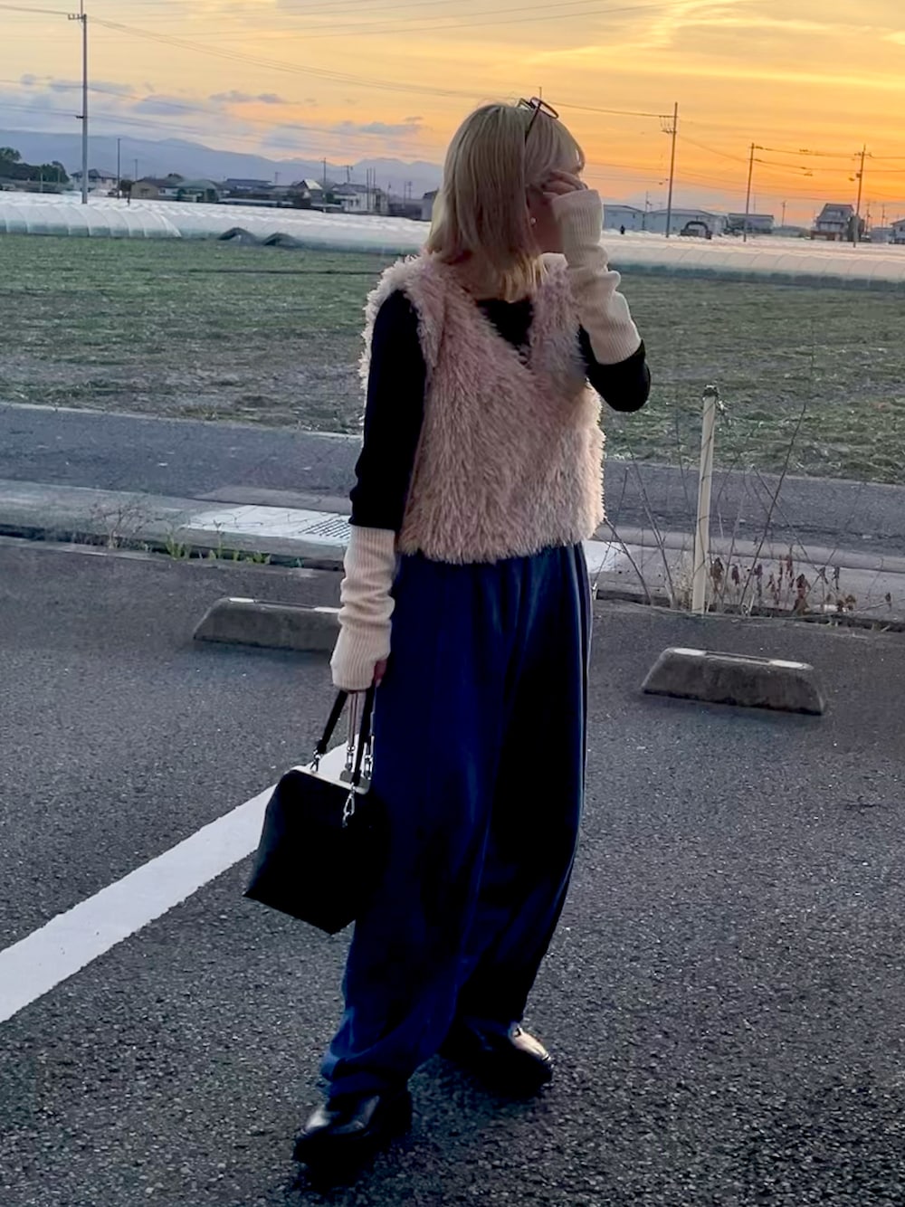 「ビッグシルエット、低身長、低身長コーデ、プチプラ、春服みてみて、スウェット、ショートブーツ、休日スタイル、ベスト、カラーパンツ、春コーデ、春、オトナ女子、カジュアルコーデ、パンツスタイル」｜「UNE MANSIONの【2023S/S新作アイテム】フロントラインコットンワイドスウェットパンツ（スウェットパンツ、ブルー系）」を使った、カフェ店長aoiさん（骨格ウェーブ・レディース・147cm）の春コーディネートの1枚目の写真