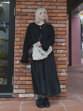 「ZOZOMARKET by aoi（ゾゾマーケットバイアオイ）の【インフルエンサー aoiセレクト】コットンフリルブラウス（シャツ/ブラウス、ブラック系）」を使った、カフェ店長aoiさん（レディース・147cm）の夏コーディネート
