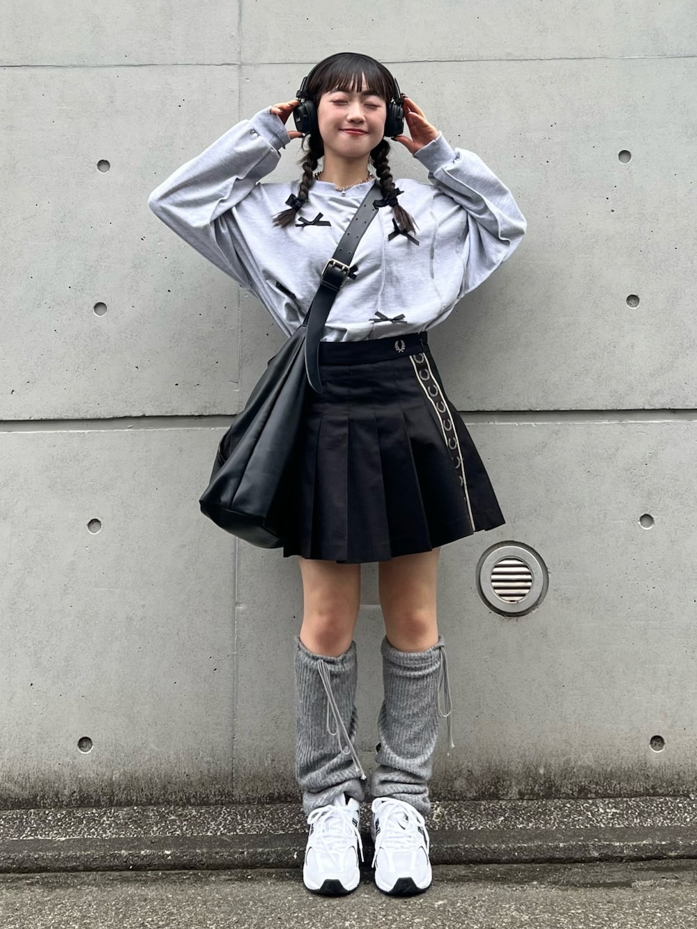 「春のNewスタイル、ミニスカート、休日スタイル、低身長、低身長コーデ、ルーズソックス、大人カジュアル、スニーカー、アウトドアスタイル、スウェット、リボン、ショルダーバッグ、ストリート、スポーツミックス、韓国ファッション」｜「Instagramやってます！のアイテム（その他、ホワイト系）」を使った、カフェ店長aoiさん（骨格ウェーブ・レディース・147cm）の春コーディネートの1枚目の写真