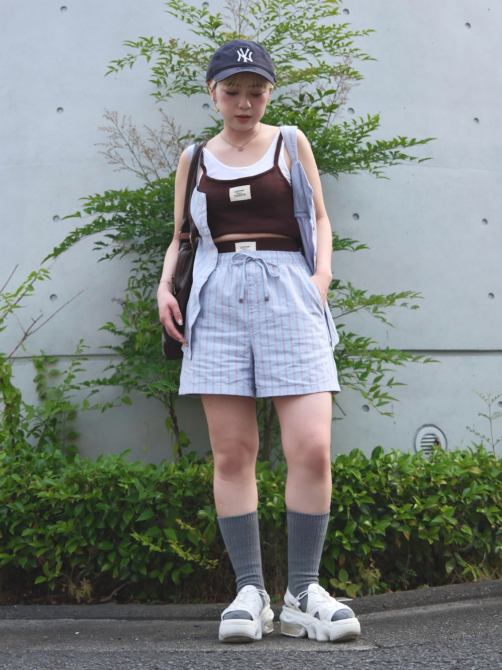 「セットアップ、ストライプ、キャップ、低身長コーデ、キャップ女子、ニューエラ、キャミソール、サンダル、カジュアル、カジュアルコーデ、低身長女子、ブラウン、秋服準備はじめました、お出かけコーデ、プチプラ」｜「Instagramやってます！のアイテム（その他、ホワイト系）」を使った、カフェ店長aoiさん（レディース・147cm）の秋コーディネートの1枚目の写真