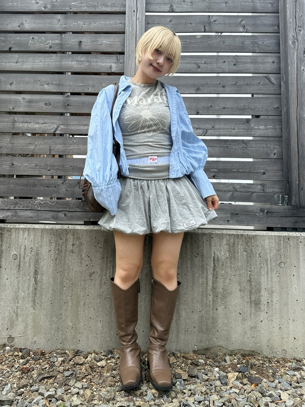 「ガーリー、低身長コーデ、Mardi Mercredi、ロングブーツ、シャツスタイル、ティーシャツ、Tシャツ、ロゴT、ミニスカート、スカート、ブーツ、低身長、今日のコーデ、大人カジュアルコーデ、大人かわいい」｜「Instagramやってます！のアイテム（その他、ホワイト系）」を使った、カフェ店長aoiさん（レディース・147cm）の夏コーディネートの1枚目の写真