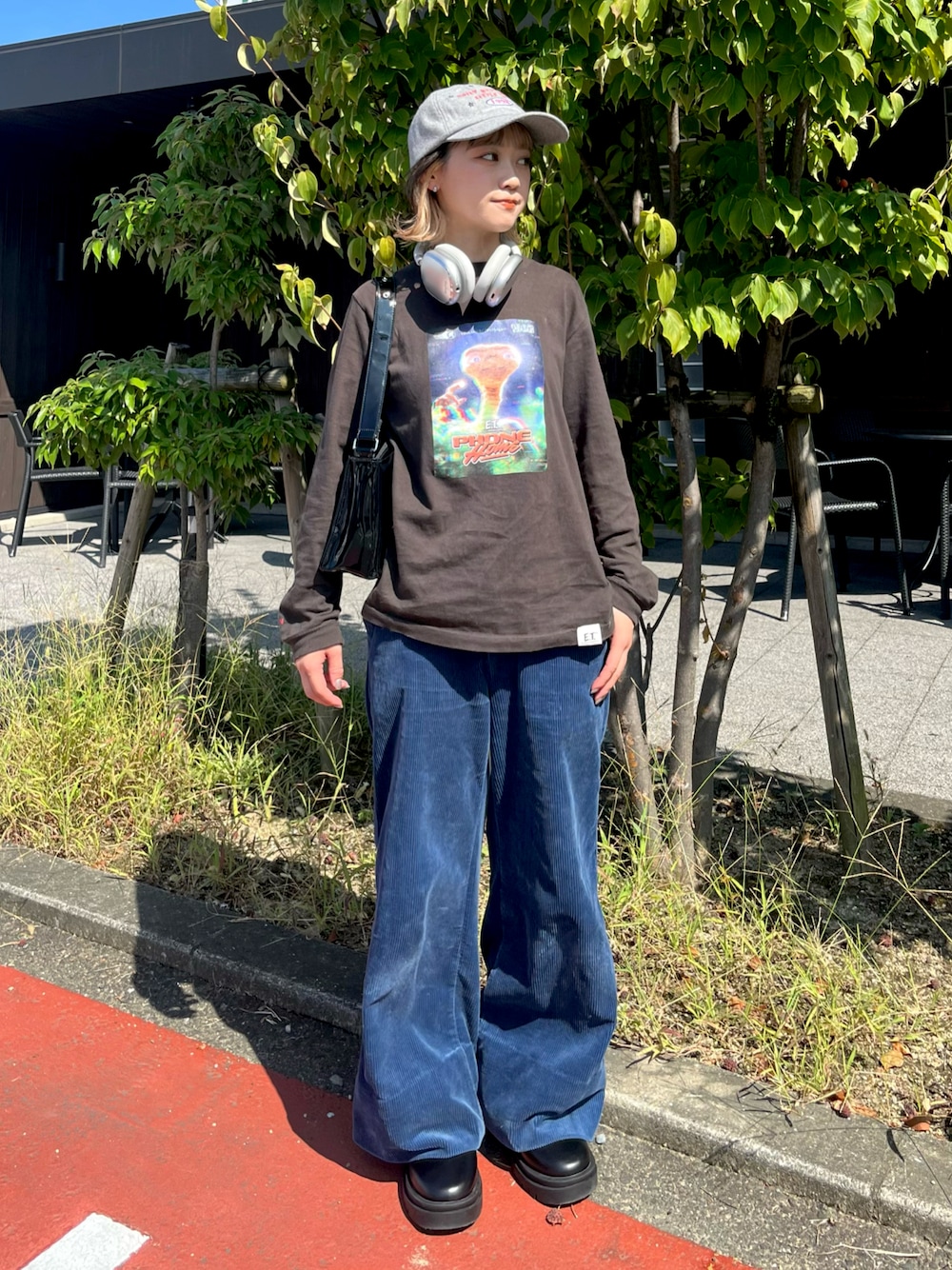 「今日のコスメと服、PR、ブーツ、きれいめカジュアル、ロゴT、コーデュロイ、シャツスタイル、キャップ、ストリート、お出かけコーデ、スポーツミックス、アウトドアスタイル、ロンT、ブルー、秋服コーデ」｜「TINA：JOJUNのオリジナル刺繍入り メルトンキャップ TINA：JOJUN（キャップ、グレー系）」を使った、カフェ店長aoiさん（骨格ウェーブ・レディース・147cm）の秋コーディネートの1枚目の写真