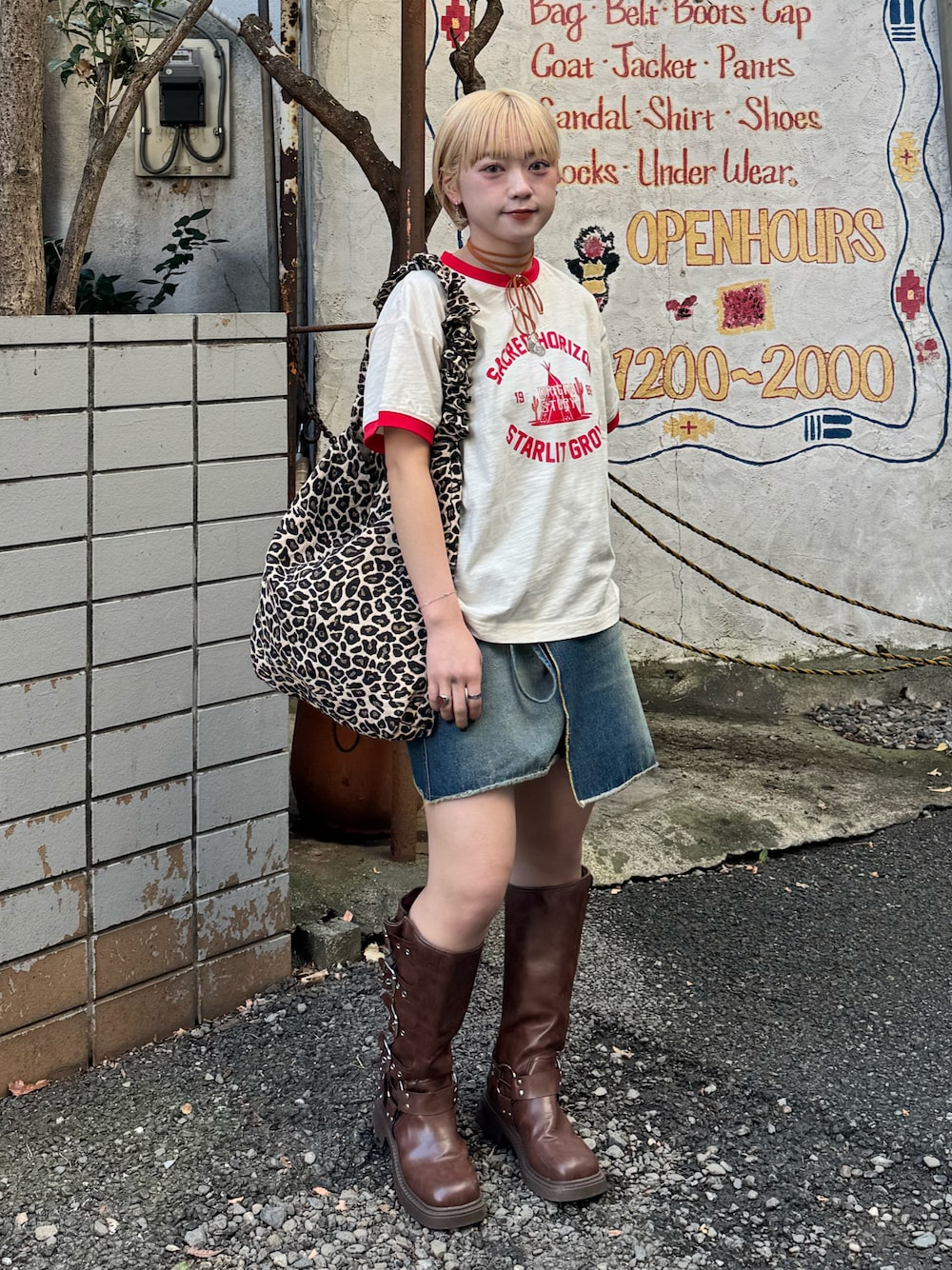 「大人カジュアル、ブーツ、デニム、スカート、Tシャツ、カジュアル、カジュアルコーデ、ブーツスタイル、低身長、低身長コーデ、カジュアルガーリー、レオパード、今日のコーデ、デニムコーデ、春服」｜「CIAOPANICのギャザーショルダーバック（トートバッグ、イエロー系）」を使った、カフェ店長aoiさん（レディース・147cm）の春コーディネートの1枚目の写真