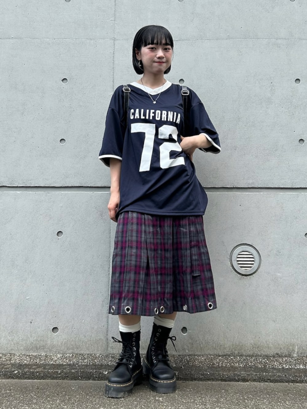 「低身長女子、骨格ウェーブ、低身長コーデ、アツいコーデ全部見せ、秋服準備はじめました、お出かけコーデ、ロゴT、ナンバーTシャツ、厚底シューズ、チェック、チェックスカート、厚底ブーツ、ブーツ、スカート、Tシャツ」｜「Instagramやってます！のアイテム（その他、ホワイト系）」を使った、カフェ店長aoiさん（骨格ウェーブ・レディース・147cm）の夏コーディネートの1枚目の写真