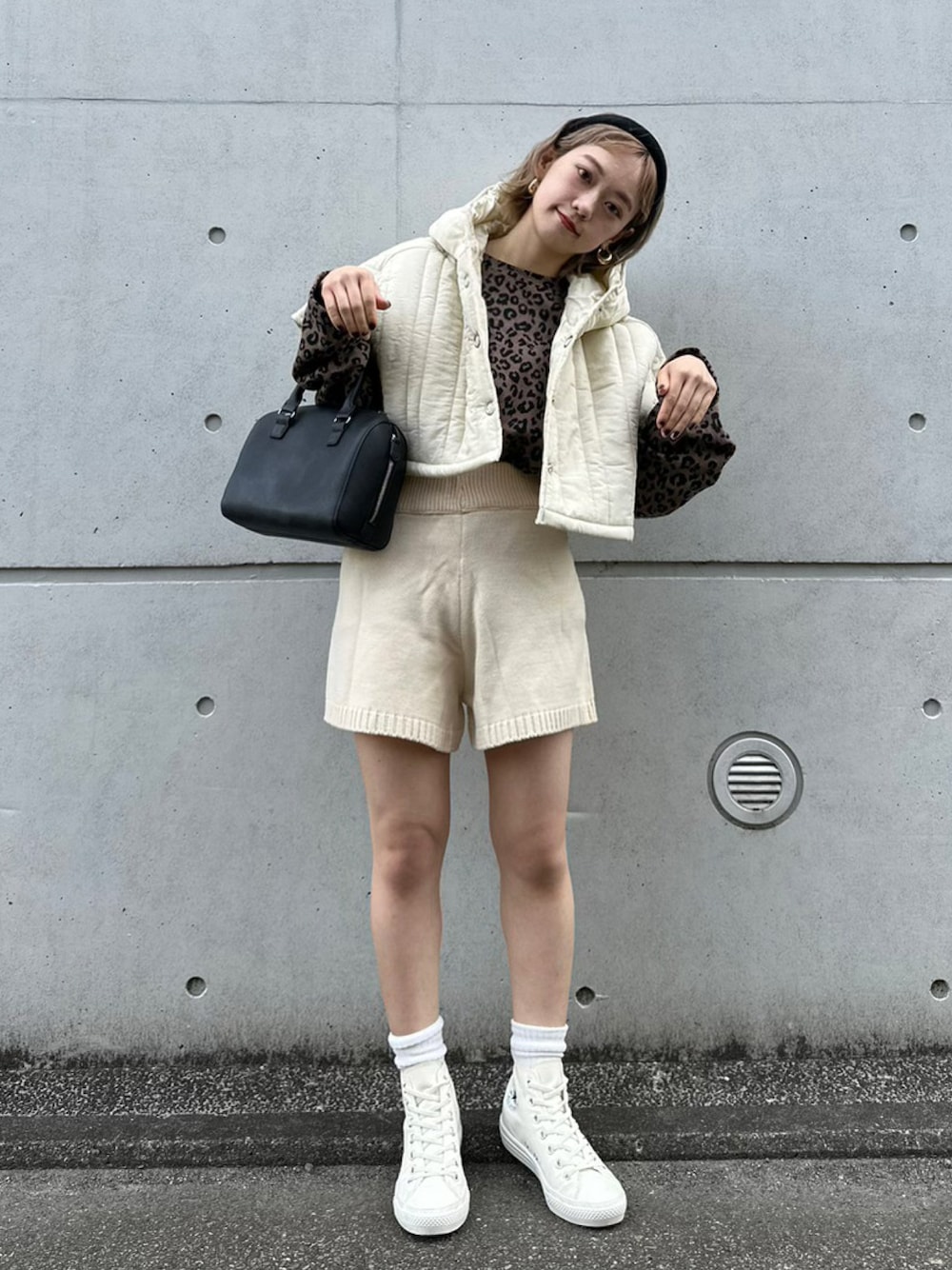 「WEARハロウィン2022、シンプルコーデ、厚底シューズ、キルティング、ダウンベスト、秋冬コーデ、コンバース、レオパード、ベスト、カジュアルコーデ、今日のコーデ、低身長コーデ、低身長、秋、秋服コーデ」｜「Instagramやってます！のアイテム（その他、ホワイト系）」を使った、カフェ店長aoiさん（骨格ウェーブ・レディース・147cm）の秋コーディネートの1枚目の写真