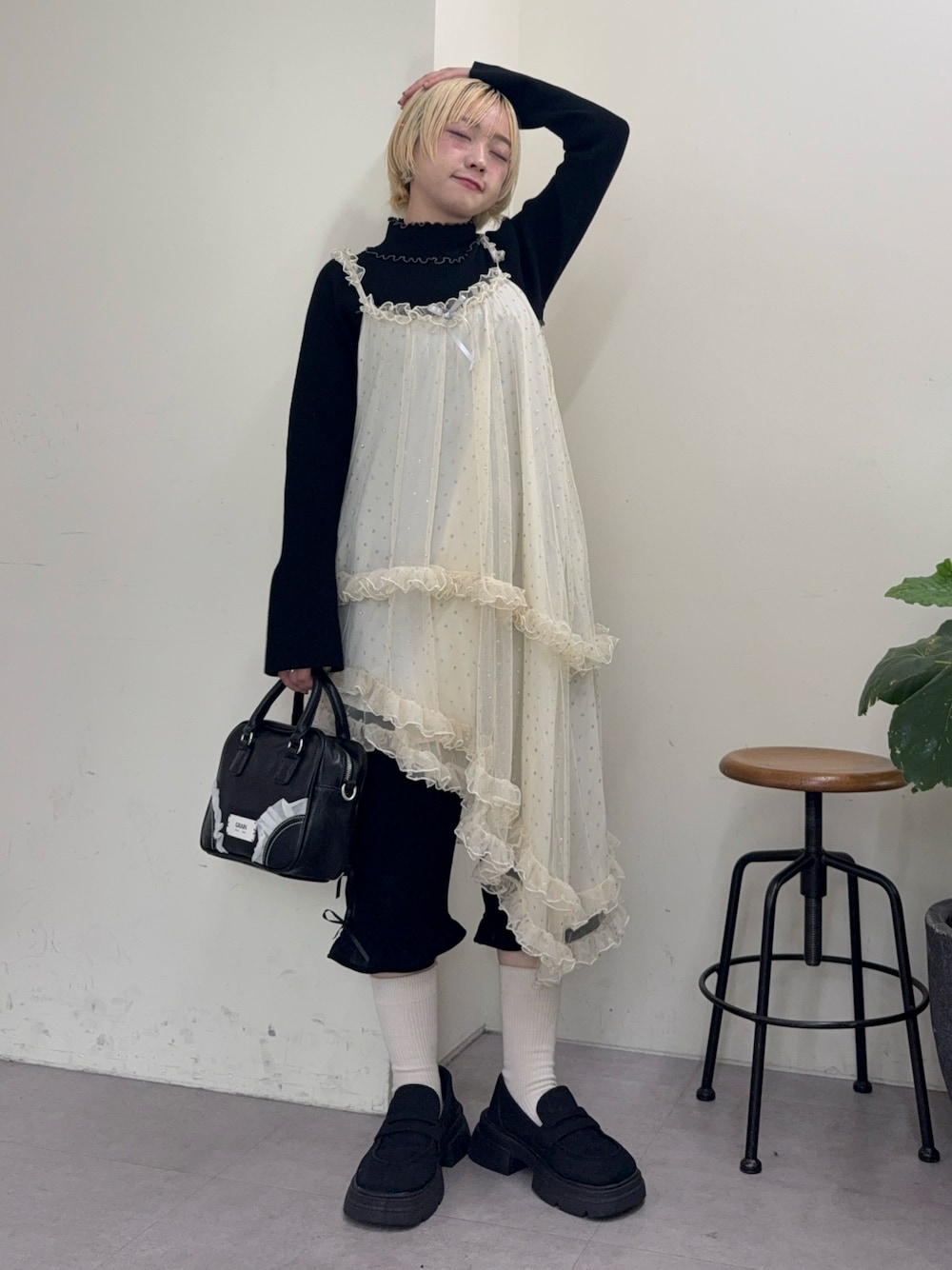 ブラック系のショルダーバッグ、ブラック系のその他シューズ、ブラウン系のその他パンツを着用したレディースの冬コーディネートの1枚目の写真