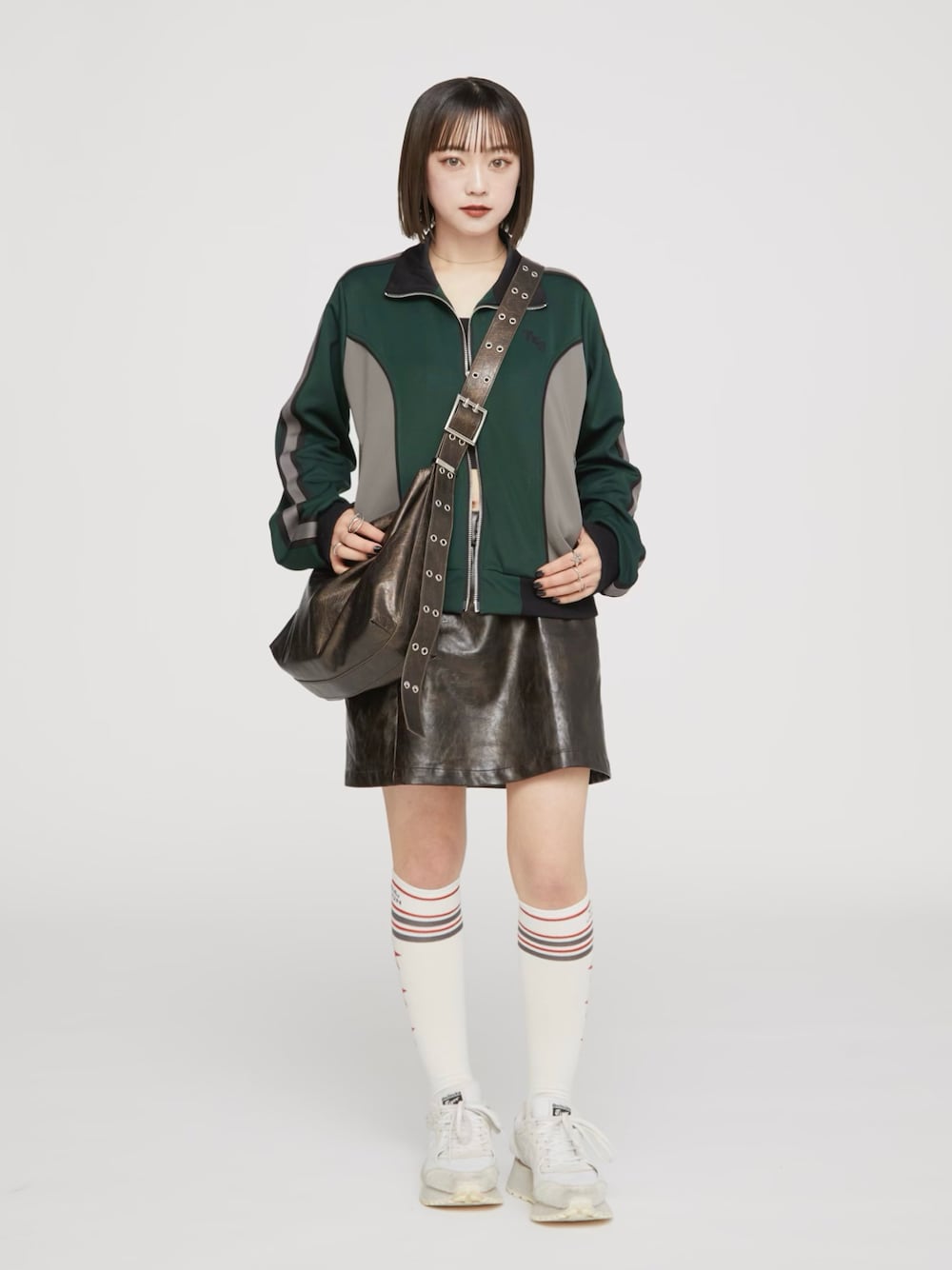「春アウター、大人カジュアル、春色、ショルダーバッグ、休日スタイル、スポーツミックス、ジャージ、ストリート、韓国ファッション、お出かけコーデ、レザー、ハーフジップ、デートコーデ、春服コーデ、きれいめカジュアル」｜「TINA：JOJUNのバイカラー トラックジャケット TINA：JOJUN（ジャージ、グリーン系）」を使った、カフェ店長aoiさん（骨格ウェーブ・レディース・147cm）の春コーディネートの1枚目の写真