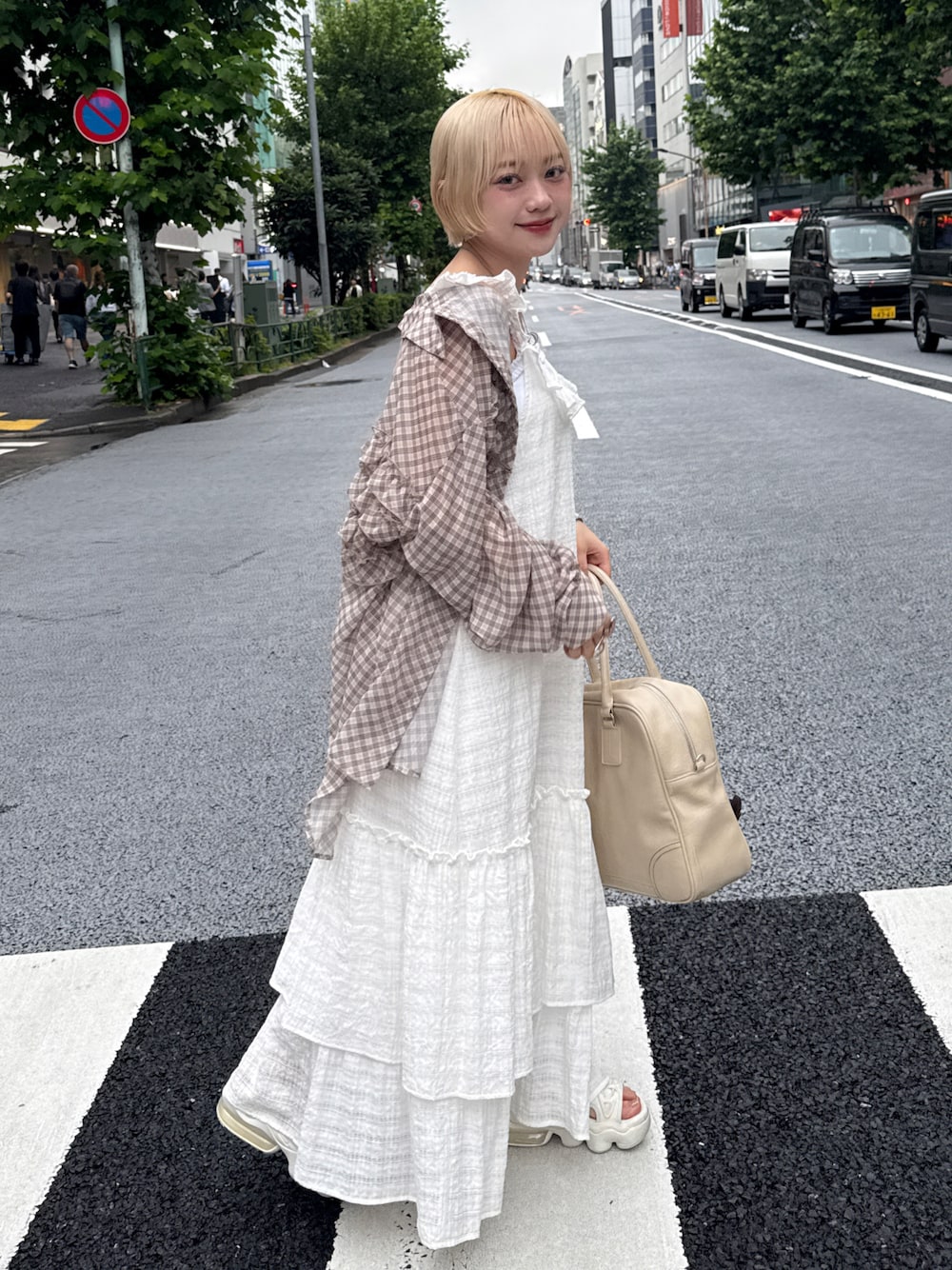 「ロングワンピース、ワンピース、ワンピースコーデ、低身長コーデ、低身長、ボストンバッグ、低身長女子、夏コーデ、ワンピーススタイル、休日スタイル、淡色コーデ、サンダル、チェック、シアートップス」｜「Instagramやってます！のアイテム（その他、ホワイト系）」を使った、カフェ店長aoiさん（レディース・147cm）の夏コーディネートの1枚目の写真
