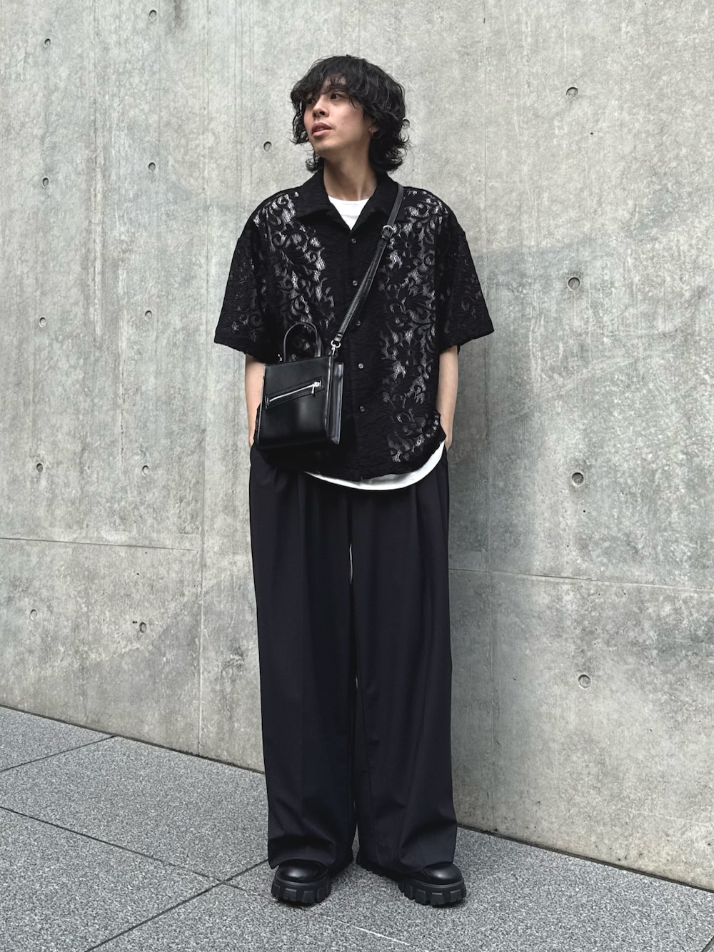 「ショルダーバッグ、柄シャツ、モノトーン、ワイドパンツ、シャツスタイル、雨の日コーデ、お出かけコーデ、デートコーデ、きれいめカジュアル、レイヤードスタイル、シアーシャツ、レースアップシューズ、モード、韓国ファッション、ブラックコーデ」｜「Lui'sのフラワーレースボリュームs/sシャツ（シャツ/ブラウス、ブラック系）」を使った、クリワキタカヒロさん（メンズ・172cm）の春コーディネートの1枚目の写真