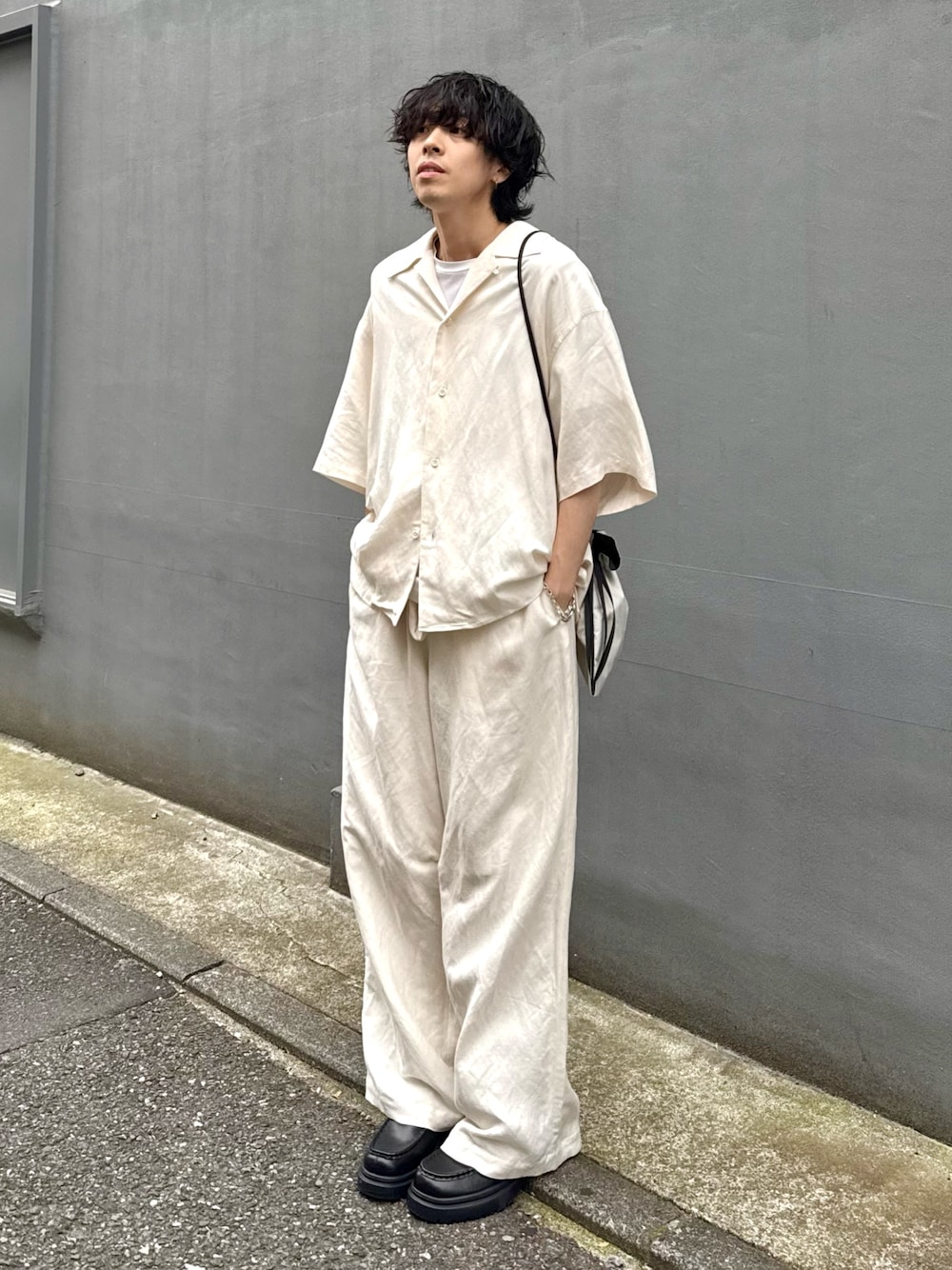 「レイヤードスタイル、モノトーン、デートコーデ、セットアップ、淡色コーデ、きれいめカジュアル、夏コーデ、韓国ファッション、シャツスタイル、白パンツ、オトナカジュアル、メンズコーデ、巾着バッグ、オールホワイト、シンプルスタイル」｜「Lui'sのレーヨンリネンオープンカラーs/sシャツ（シャツ/ブラウス、ホワイト系）」を使った、クリワキタカヒロさん（メンズ・172cm）の夏コーディネートの1枚目の写真