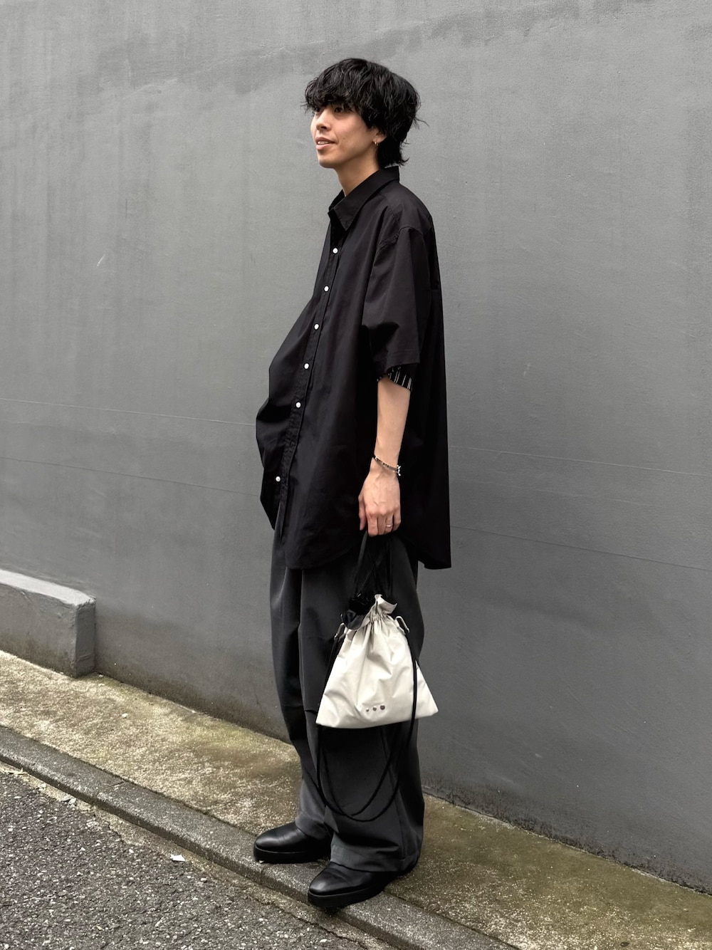 「モノトーン、レイヤードスタイル、カーゴパンツ、着こなしのちょこっとテク、デートコーデ、テーマパークコーデ、休日スタイル、シャツスタイル、韓国ファッション、きれいめカジュアル、スラックス、シンプルコーデ、お出かけコーデ、秋服準備はじめました、巾着バッグ」｜「Lui'sのCHEMISE Lui's タイプライター S/S Big shirts（シャツ/ブラウス、ブラック系）」を使った、クリワキタカヒロさん（メンズ・172cm）の夏コーディネートの1枚目の写真