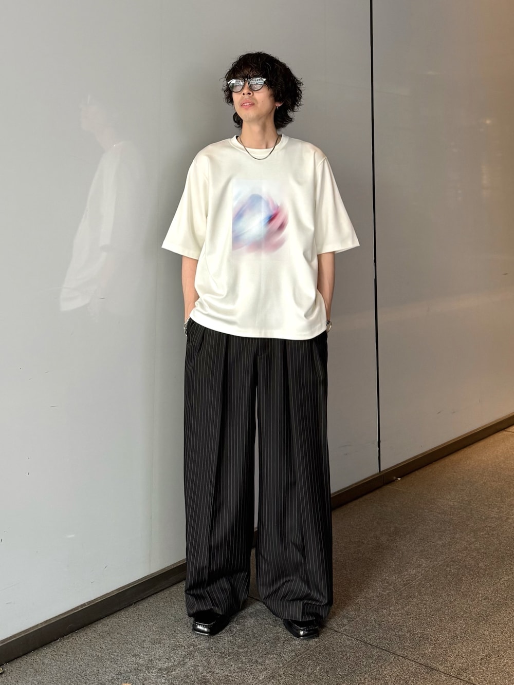 ホワイト系のTシャツ/カットソー、ブラック系のスラックス、シルバー系のネックレスを着用したメンズの夏コーディネートの1枚目の写真