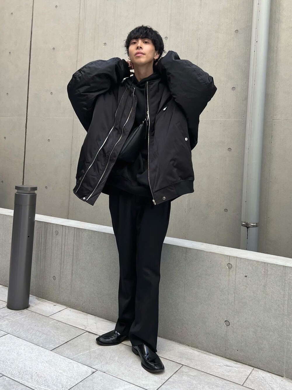 「重ね着ベストシーズン、ストリート、モノトーン、ビッグシルエット、レイヤードスタイル、スラックス、スポーツミックス、今日のコーデ、オーバーサイズ、ストリートMIX、パーカー、MA-1、フレアパンツ、ローファー、秋服コーデ」｜「Lui'sのダブルジップ モンスター MA-1/ボンバージャケット（MA-1、ブラック系）」を使った、クリワキタカヒロさん（メンズ・172cm）の秋コーディネートの1枚目の写真