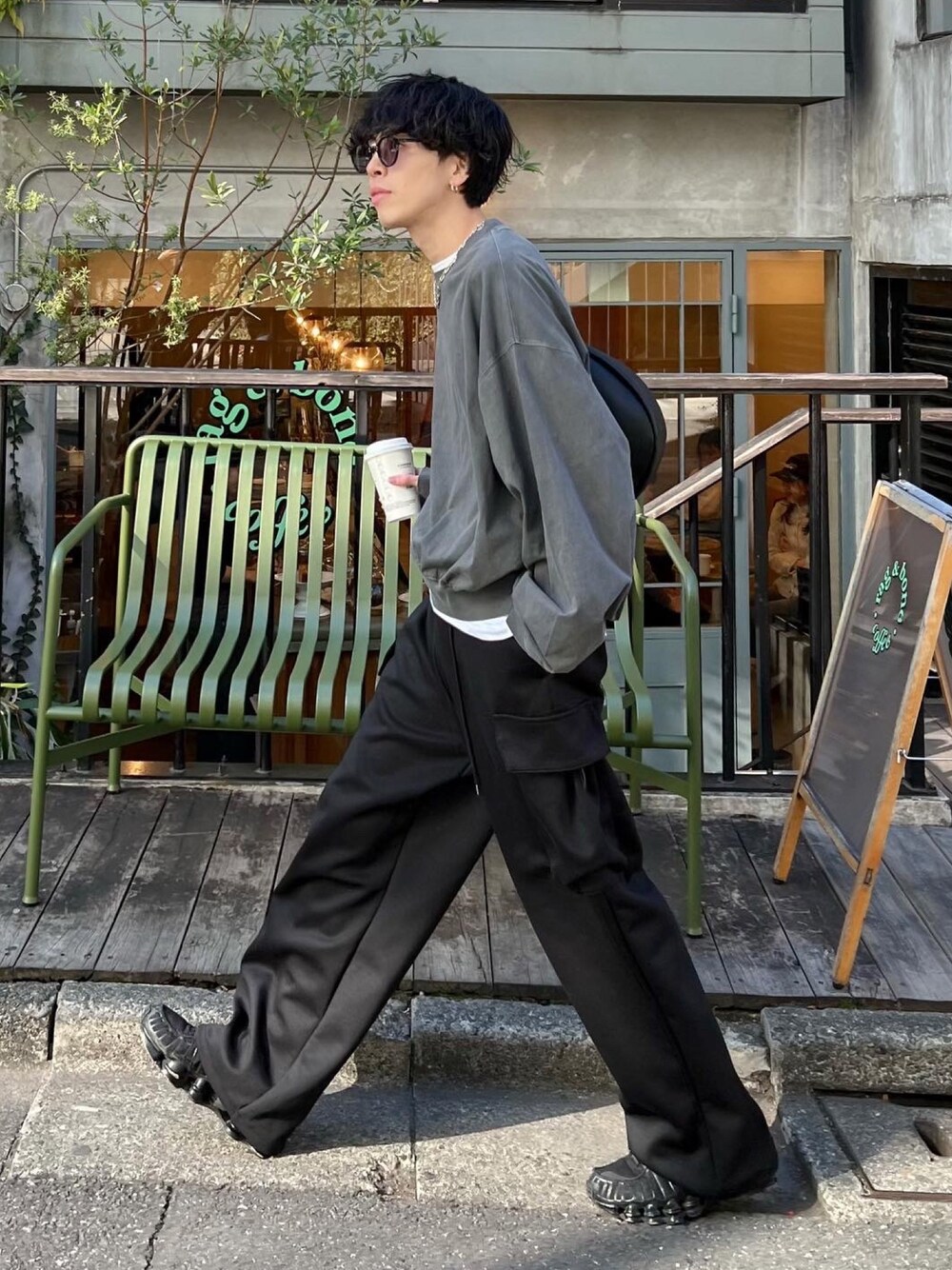 Lui's（ルイス）の「リラックスライトウエイトカーゴパンツ