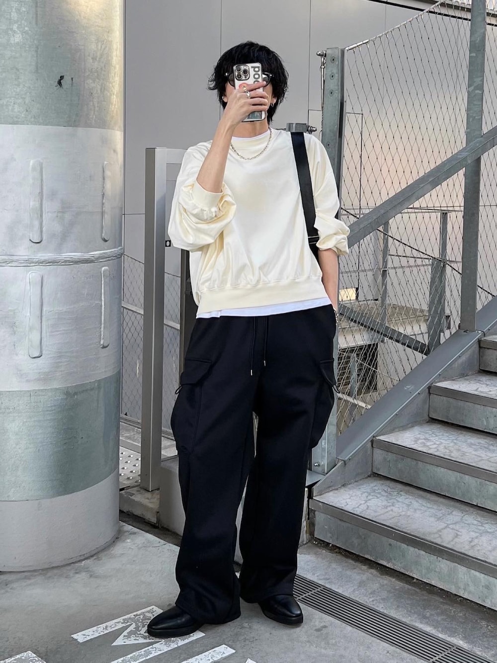 「きれいめカジュアル、春夏コーデ、ロンT、モード、休日スタイル、シンプルコーデ、韓国ファッション、モノトーン、サイドゴアブーツ、レイヤードスタイル、オトナカジュアル、メンズコーデ、カーゴパンツ、スウェット、ショート丈トップス」｜「Lui'sのピグメントルーズフィットL/Sカットソー（Tシャツ/カットソー、グレー系）」を使った、クリワキタカヒロさん（メンズ・172cm）の春コーディネートの1枚目の写真