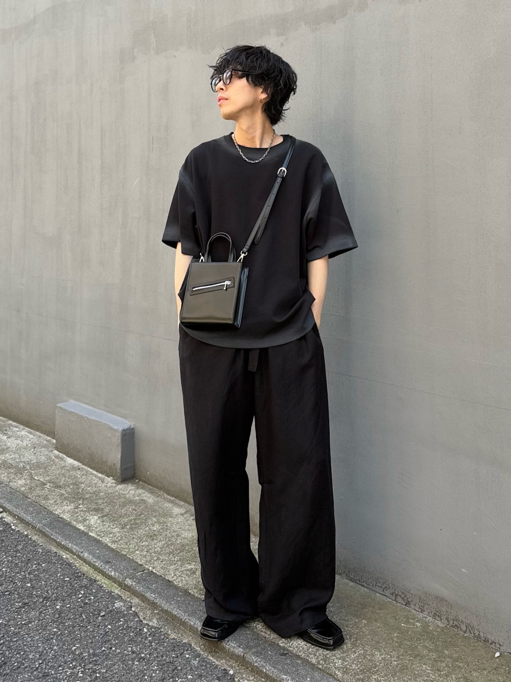 「ショルダーバッグ、サングラス、ワイドパンツ、シンプルコーデ、韓国ファッション、きれいめカジュアル、休日スタイル、Tシャツ、お出かけコーデ、モノトーン、ローファー、デートコーデ、メガネ男子、初夏コーデ、お洒落さんとつながりたい」｜「Lui'sのボストンタイプ#２ / カラーレンズサングラス (偏光・調光)（サングラス、グレー系）」を使った、クリワキタカヒロさん（骨格ウェーブ・メンズ・172cm）の春コーディネートの1枚目の写真