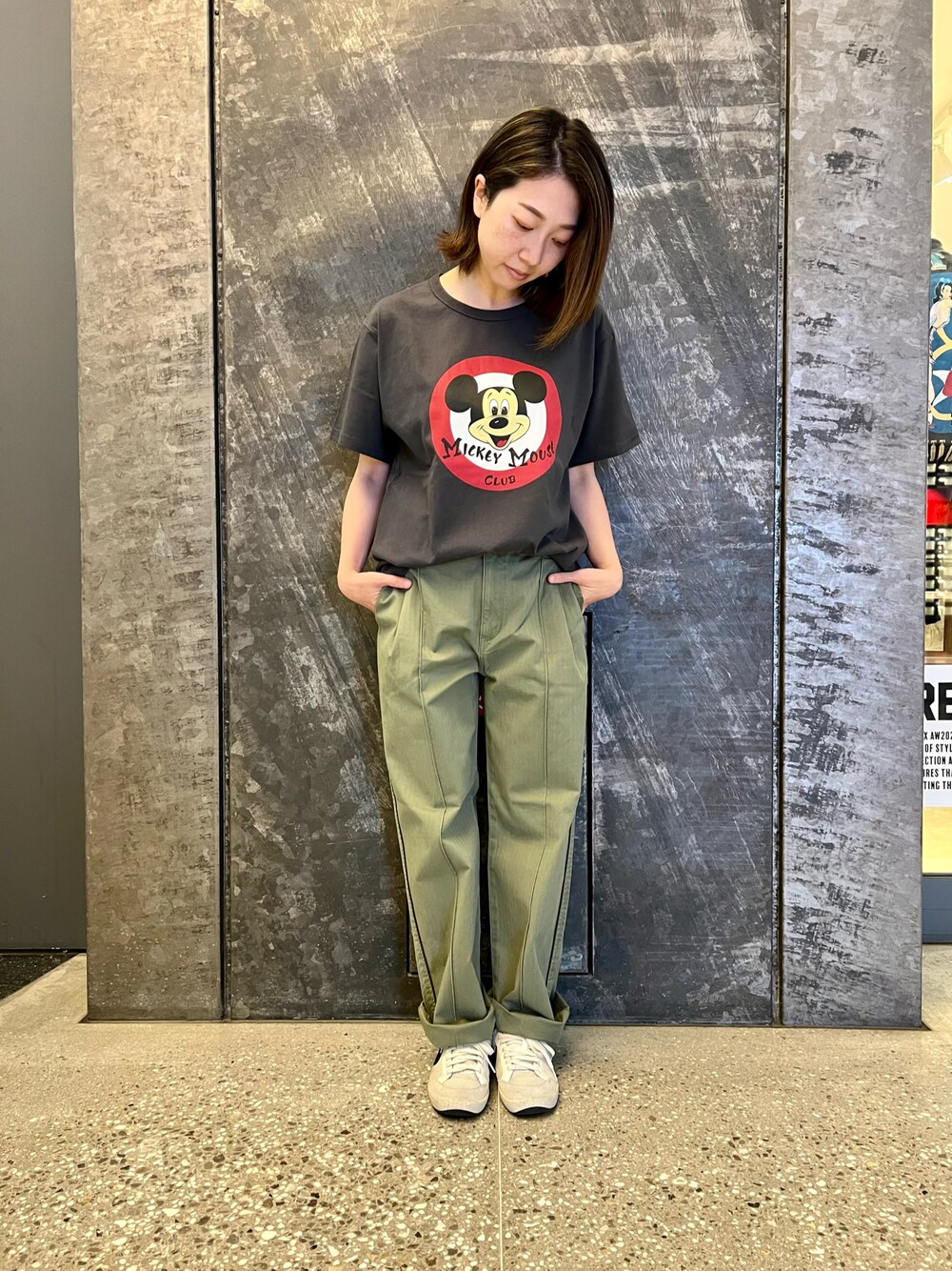 「AVIREX、AVIREXBelle、ファッションの力を信じよう、ミリタリー、カジュアル、ミッキー、コラボTシャツ、ディズニー、夏コーデ、ストレッチパンツ」｜「AVIREXのMINI HERINBONE TROUSER PANTS/ ミニヘリンボーントラウザーパンツ（その他パンツ、グリーン系）」を使った、TANAKAさん（レディース・158cm）の夏コーディネートの1枚目の写真