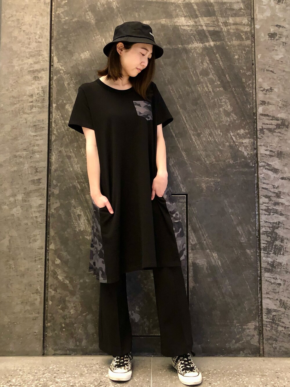 「ワンピース、カジュアル、ブラック、カモフラ、ブラックコーデ、AVIREX、チュニック、プリーツ、AVIREXBelle、ファッションの力を信じよう」｜「AVIREXのカット プリーツ カモ コンビ ワンピース/CUT PLEATED CAMO COMBI ONE PICE（ワンピース、ブラック系）」を使った、TANAKAさん（レディース・158cm）の春コーディネートの1枚目の写真