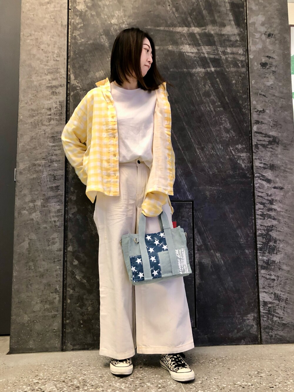 「デニム、カジュアル、イエロー、AVIREX、ホワイトデニム、春コーデ、ギンカムチェック、ガーゼシャツ、AVIREXBelle、ファッションの力を信じよう」｜「AVIREXの【Women's】TYPE BLUE WIDE DENIM PANTS/ タイプブルー ワイドデニムパンツ（デニムパンツ、ホワイト系）」を使った、TANAKAさん（レディース・158cm）の春コーディネートの1枚目の写真