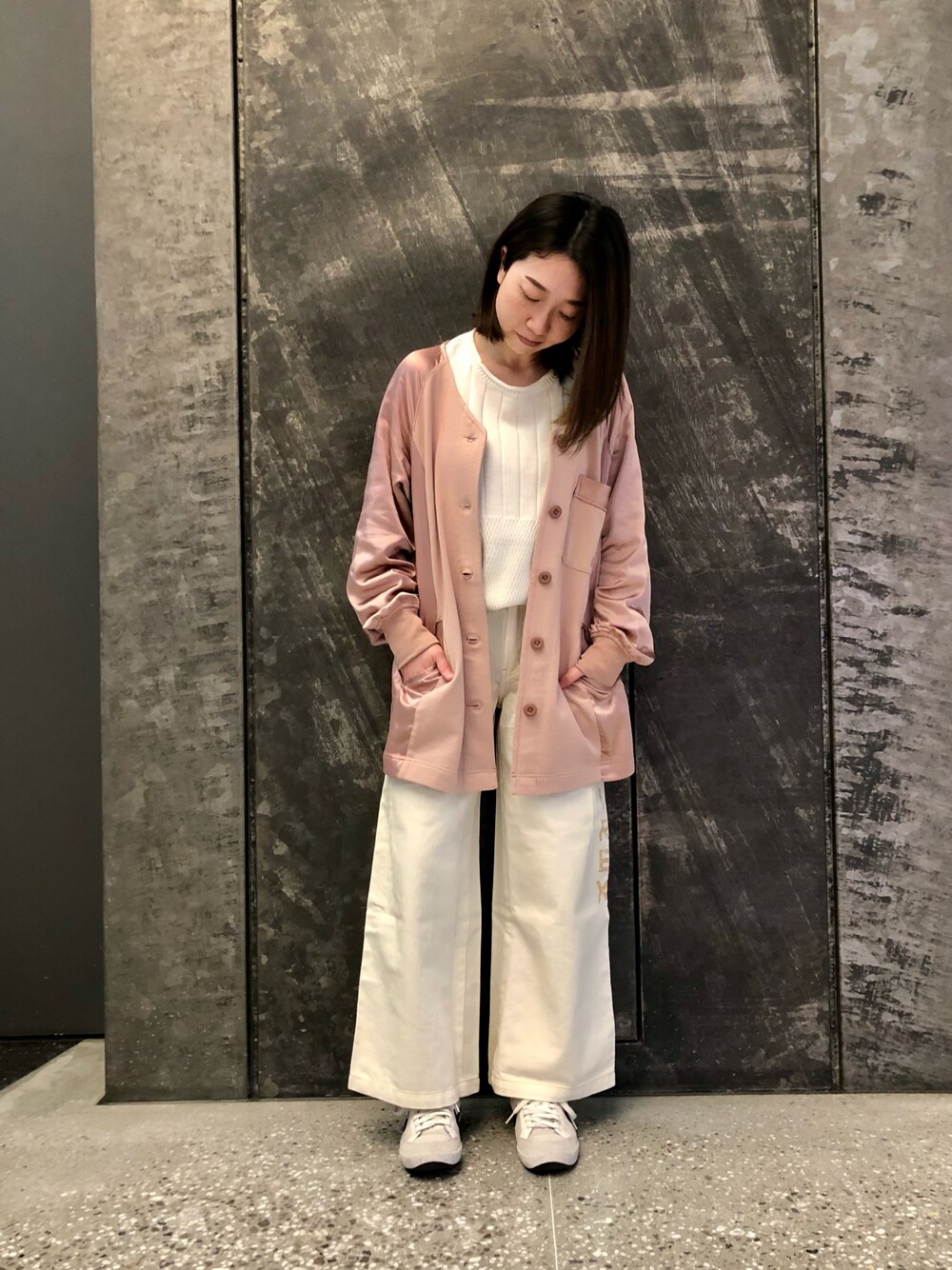 「AVIREX、AVIREXBelle、ファッションの力を信じよう、春コーデ、ピンク、カーディガン、カジュアル、パンツスタイル、ホワイトデニム、ワイドデニム」｜「AVIREXのSTONE WASH RIB×HONEYCOMB　KNIT/ ストーンウォッシュ リブ×ハニカム ニット（ニット/セーター、ホワイト系）」を使った、TANAKAさん（レディース・158cm）の冬コーディネートの1枚目の写真