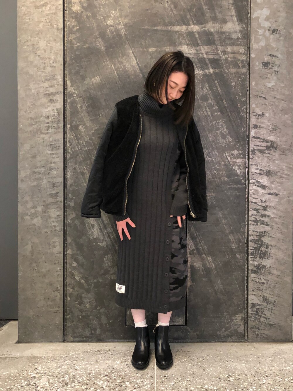 「ニット、ワントーンコーデ、ボア、AVIREX、ニットワンピース、ボアジャケット、シンプルコーデ、オトナカジュアル、AVIREXBelle、ファッションの力を信じよう」｜「AVIREXのタートルボタンニットワンピース/ TURTLE BUTTON KNIT ONEPIECE（ワンピース、グレー系）」を使った、TANAKAさん（レディース・158cm）の秋コーディネートの1枚目の写真