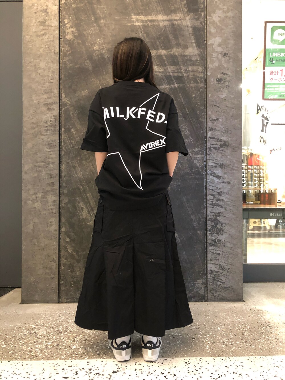 「AVIREX、AVIREXBelle、ファッションの力を信じよう、オールブラック、オトナカジュアル、カジュアル、コラボ商品、Tシャツ、MILKFED.、フレアスカート」｜「AVIREXのFATIGUE SKIRT/ ファティーグスカート（スカート、ブラック系）」を使った、TANAKAさん（レディース・158cm）の春コーディネートの1枚目の写真