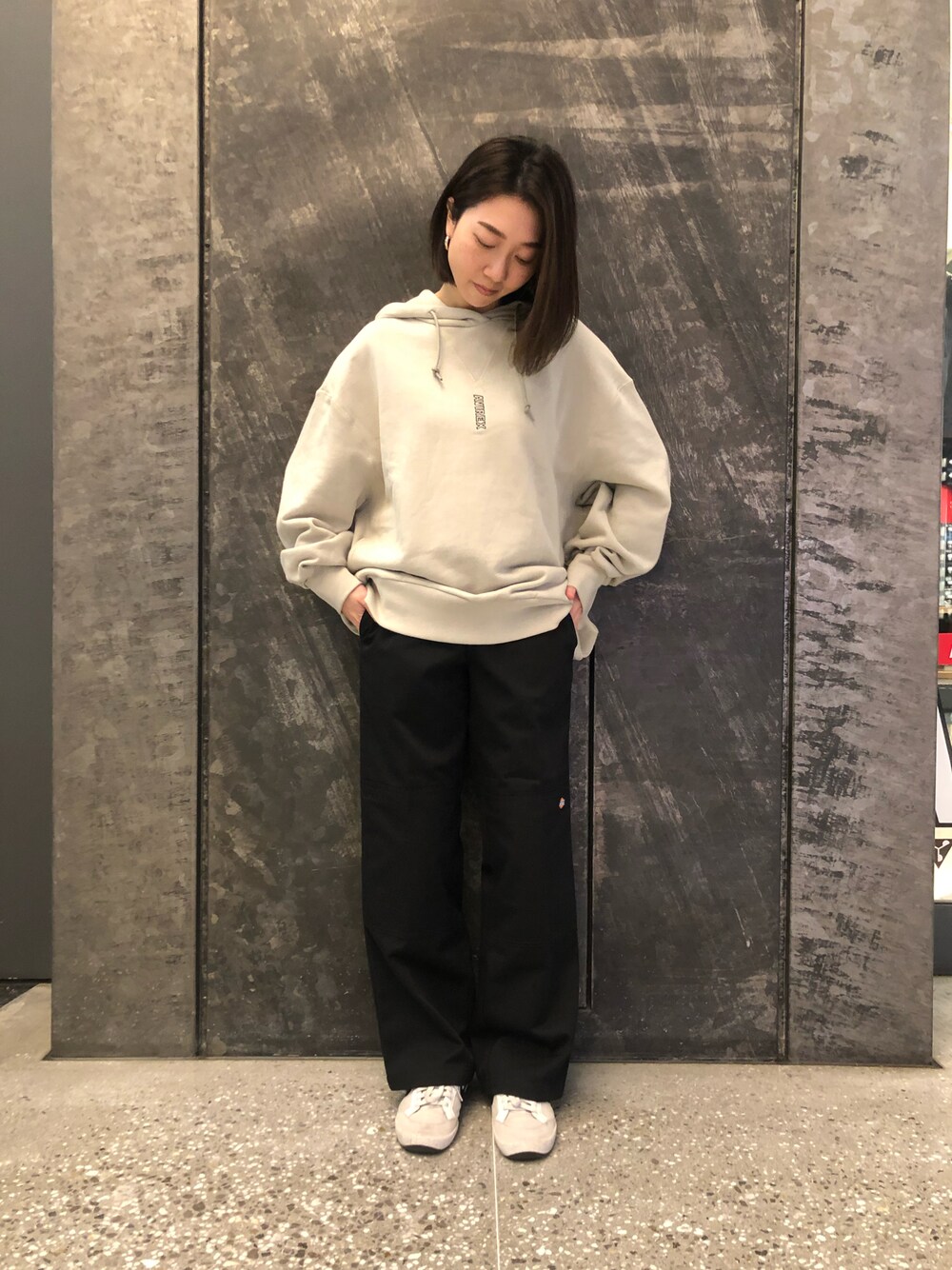 「ビッグシルエット、グリーン、パーカー、ストリート、AVIREX、Dickies、オーバーサイズ、パンツスタイル、ディッキーズ(Dickies)、AVIREXBelle」｜「AVIREXのセミフレアパンツ/ SEMI FLARE PANT（その他パンツ、ブラック系）」を使った、TANAKAさん（レディース・158cm）の冬コーディネートの1枚目の写真