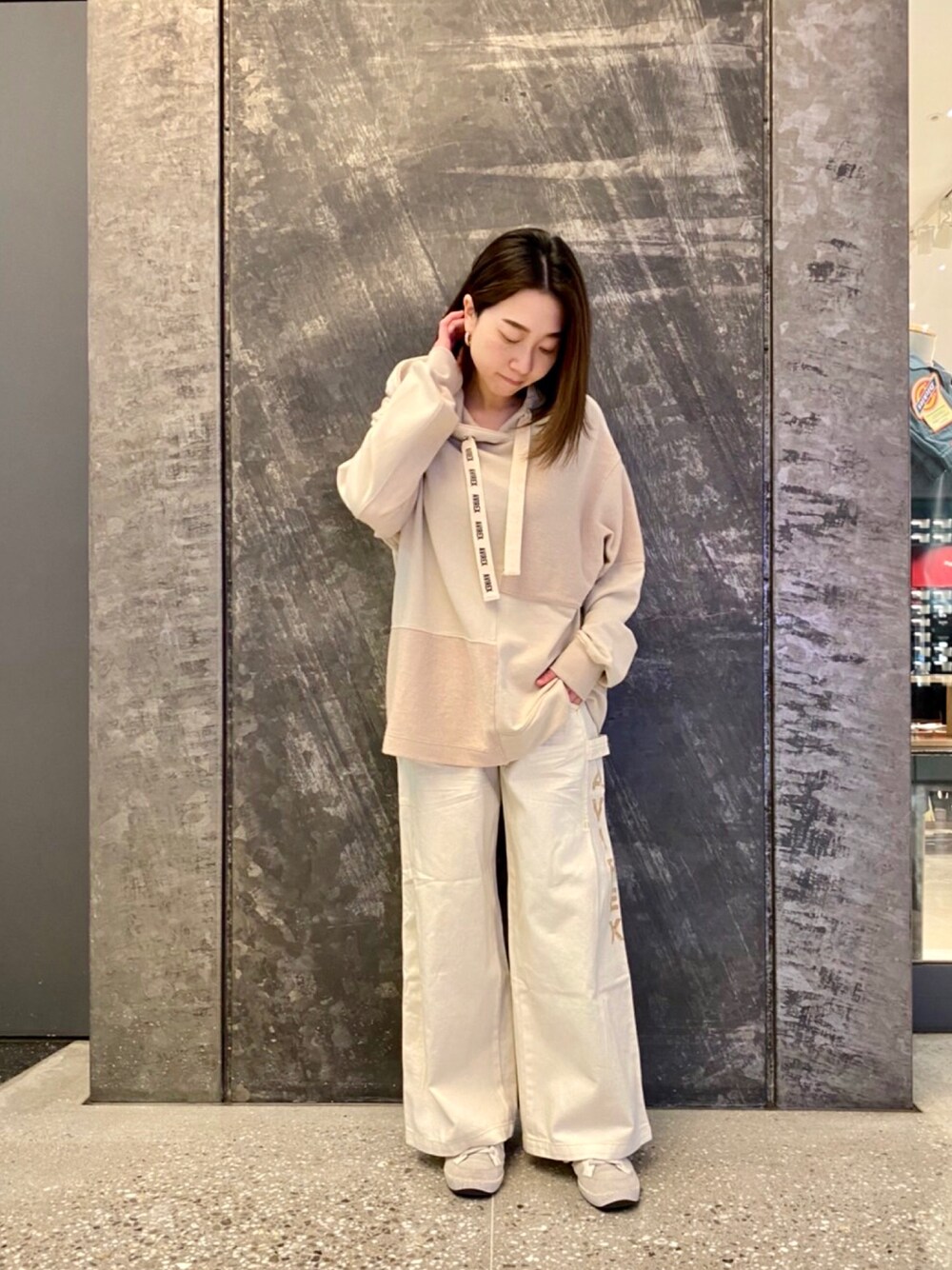 「AVIREX、AVIREXBelle、ファッションの力を信じよう、春コーデ、パンツスタイル、デニム、ホワイトデニム、パーカー、オーバーサイズ、リラックススタイル」｜「AVIREXのTYPE BLUE WIDE DENIM PANTS/ タイプブルー ワイドデニムパンツ（デニムパンツ、ホワイト系）」を使った、TANAKAさん（レディース・158cm）の冬コーディネートの1枚目の写真