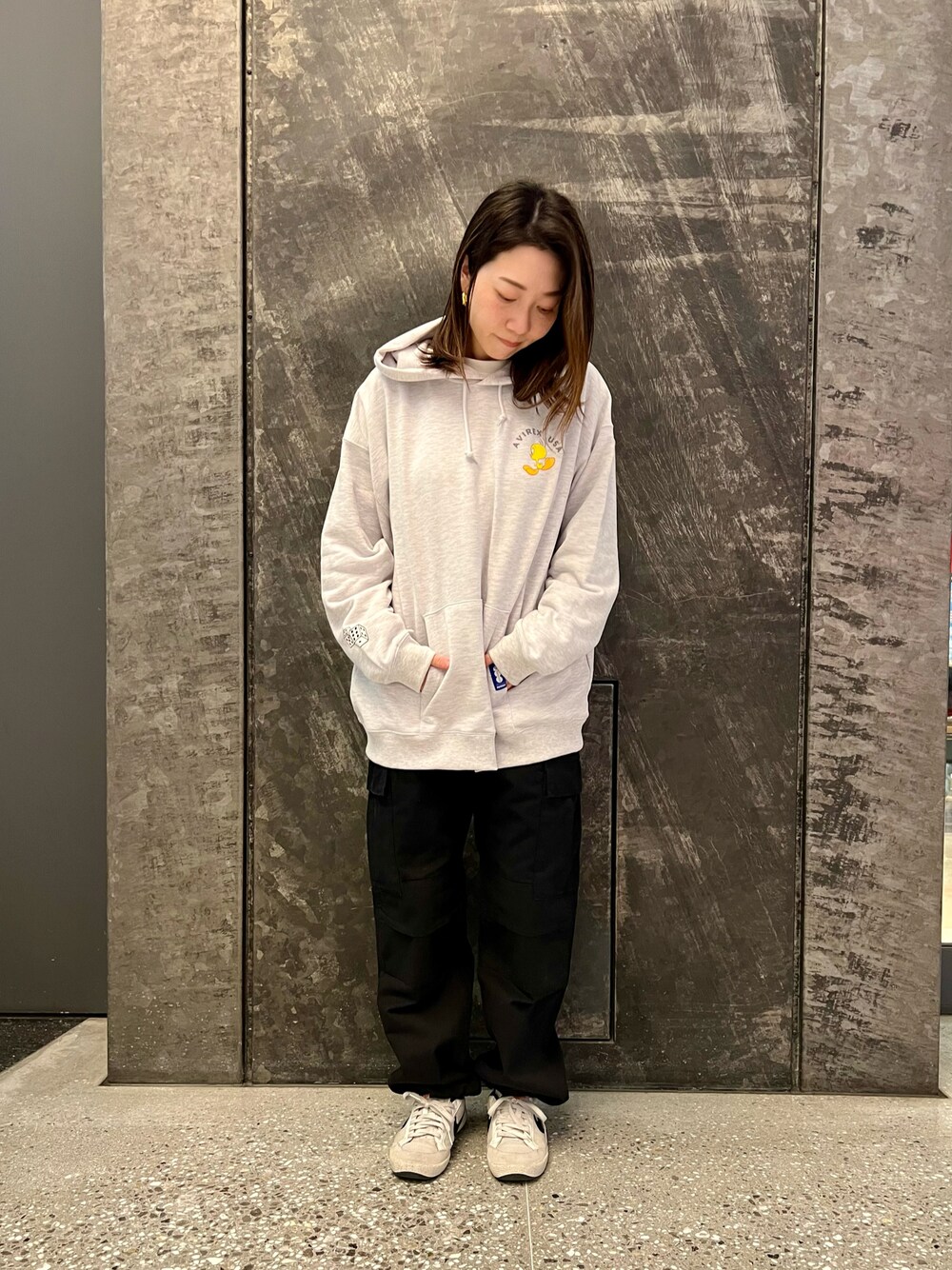 「AVIREX、AVIREXBelle、ファッションの力を信じよう、ラクチンコーデ、シンプルスタイル、春、パーカー、Looney Tunes、カーゴパンツ、ミリタリー」｜「AVIREXのCARGO PANTS/ カーゴパンツ（カーゴパンツ、ブラック系）」を使った、TANAKAさん（レディース・158cm）の冬コーディネートの1枚目の写真