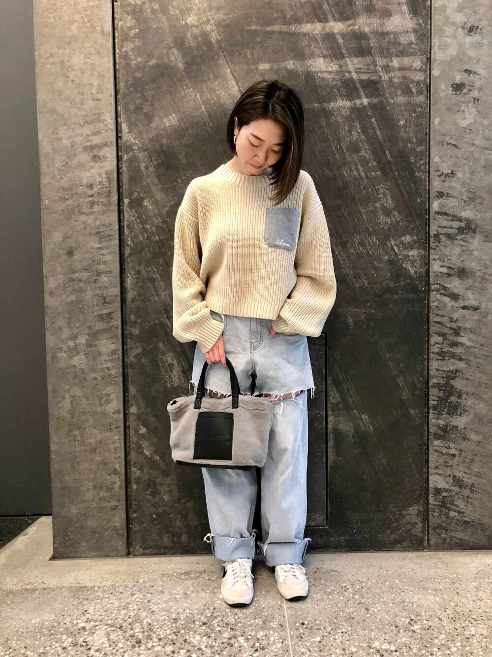 「AVIREX、AVIREXBelle、ファッションの力を信じよう、ニット、ワンピース、セットアップ、レイヤード、秋コーデ、秋服、エコファー」｜「AVIREXの【直営店限定】ECO MOUTON MINI TOTE BAG/ エコムートン ミニトートバック（ショルダーバッグ、ブラック系）」を使った、TANAKAさん（レディース・158cm）の秋コーディネートの1枚目の写真
