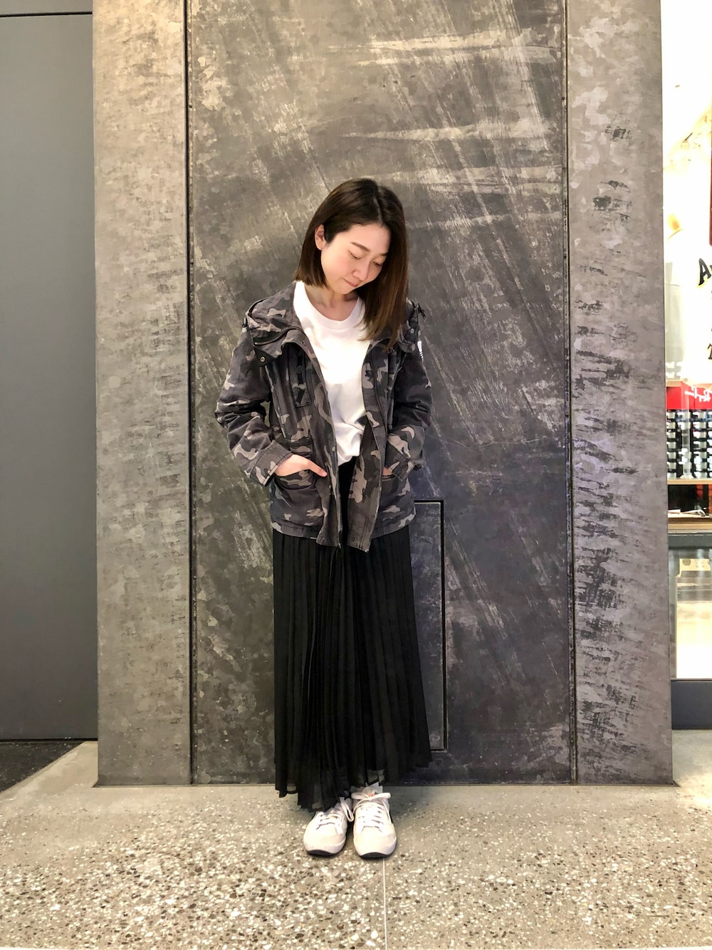 「スカート、ブラックコーデ、AVIREX、迷彩柄、プリーツスカート、大人女子、マウンテンジャケット、AVIREXBelle、黒迷彩、ファッションの力を信じよう」｜「AVIREXのDECORATION CORD MOUNTAIN JACKET/ デコレーションコード マウンテンジャケット（マウンテンパーカー、ブラック系）」を使った、TANAKAさん（レディース・158cm）の冬コーディネートの1枚目の写真